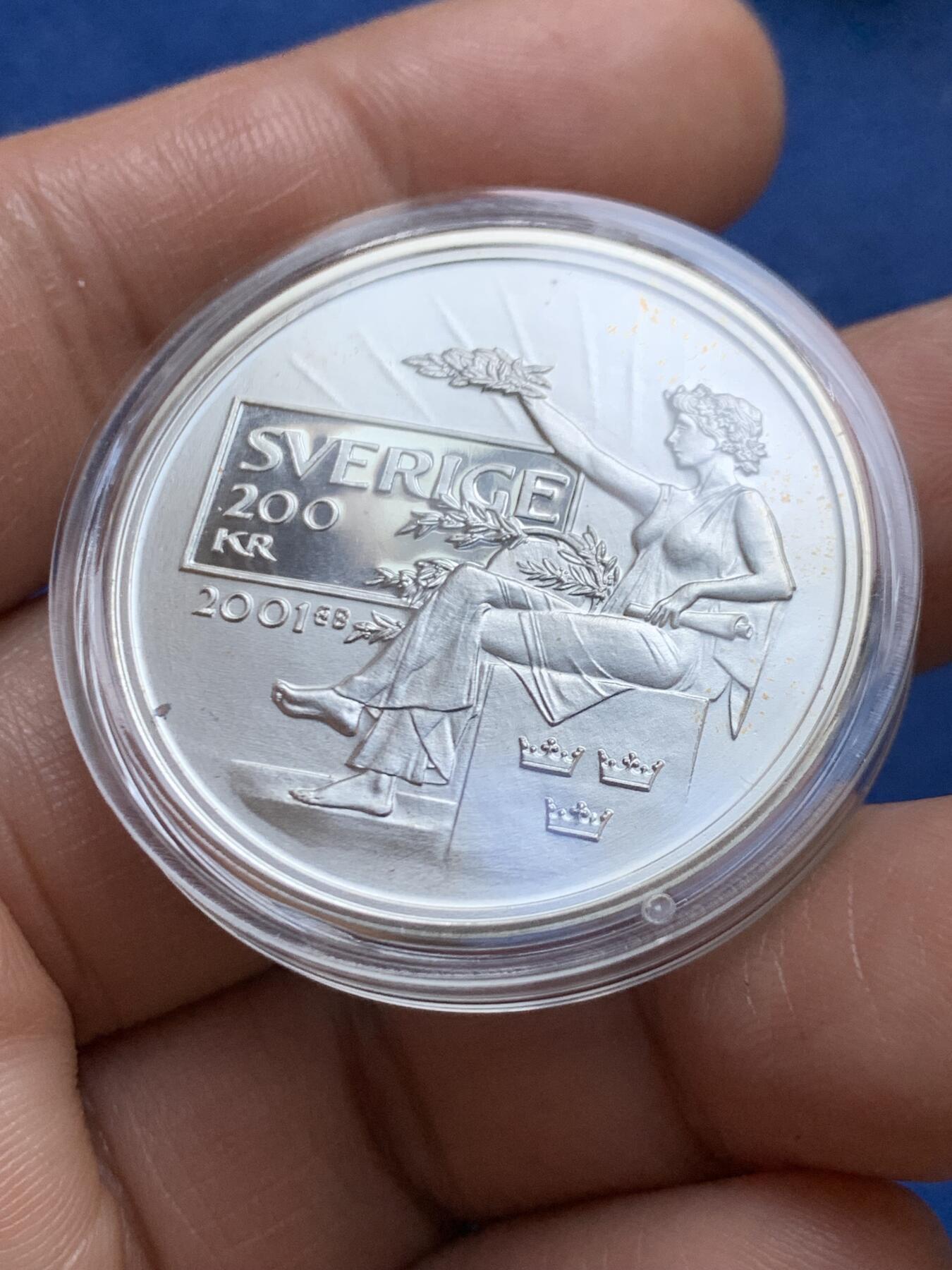 《竞宝斋》第471场 周日，周一，周二 3场连拍 （全场包邮）欢迎送拍 瑞典2001年诺贝尔奖创立100周年纪念200克朗银币 925银 27.03克 铸造量29856枚 细节见图