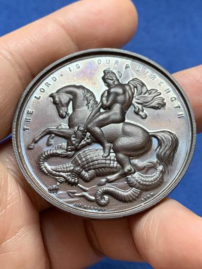 《竞宝斋》第471场 周日，周一，周二 3场连拍 （全场包邮）欢迎送拍 - 英国1936年圣乔治屠龙纪念铜章，正面为圣乔治屠龙，上面铭文为“主即吾等之力量”，反面是授予者的详细信息，品相极美，33.9克，45.2mm，带盒