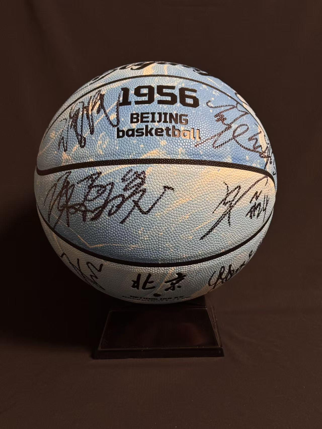 零元拍：来吧，北京首钢篮球俱乐部北京北汽男篮主教练许利民，总经理张云松，队长翟晓川，外援贾维尔-麦基、尤金-杰曼、奥斯马尔-斯佩尔曼，国内球员周琦、赵睿、曾凡博、陈盈骏、方硕、雷蒙、张才仁、邱天、范子铭、姜文亲签俱乐部官方独家夜光篮球，四九城的夜空中照亮首钢夺冠之路！！