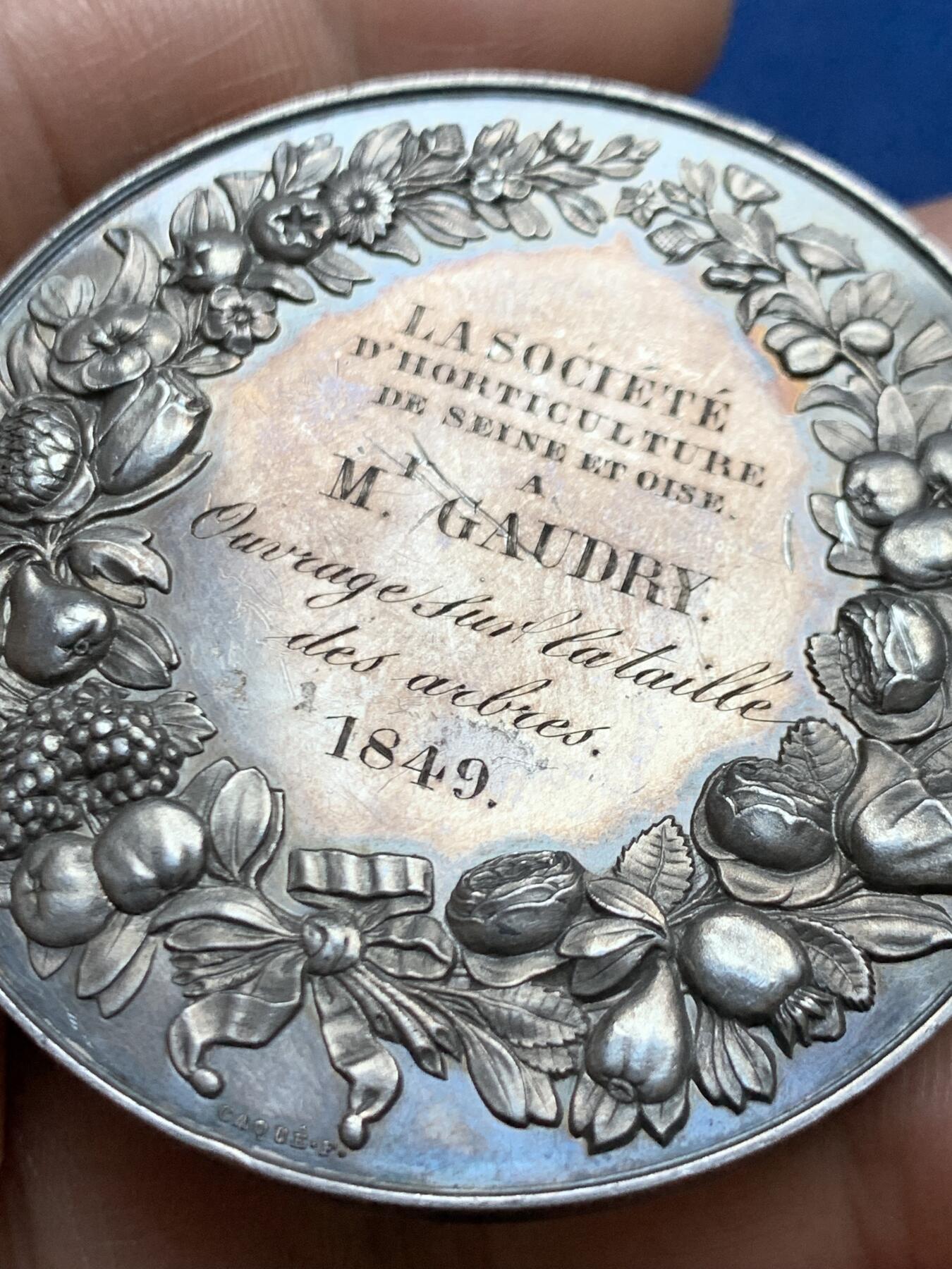 《竞宝斋》第471场 周日，周一，周二 3场连拍 （全场包邮）欢迎送拍 法国园艺协会大银章 64.2克 50.3mm 手指银标