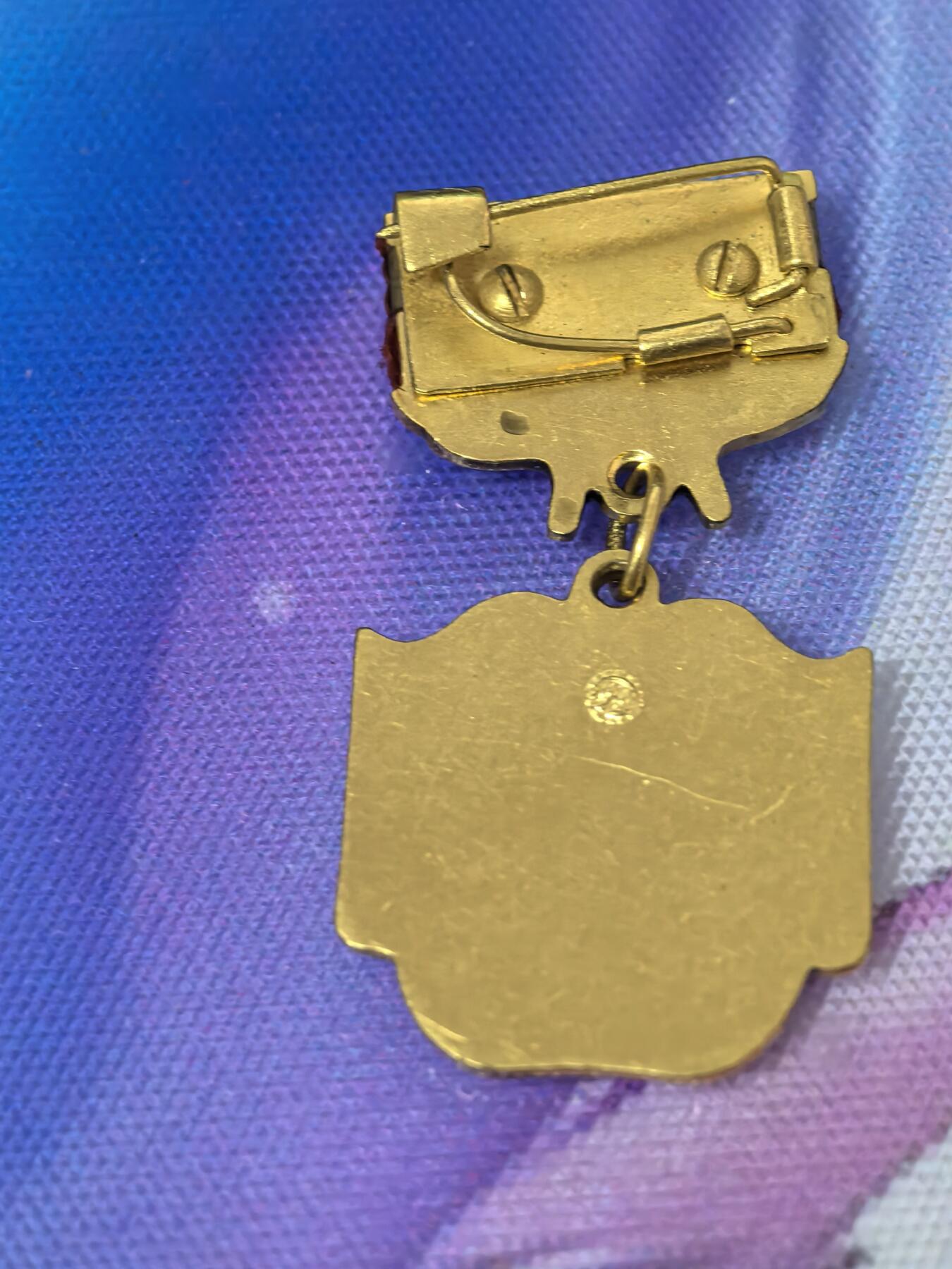 苏联勋章奖章拍卖 本次有亚捏，苏联艺术家，2次英雄的奖状，国际运动员全套等好货 不要错过 3月20日晚上九点结束在麦稀奇 找不到的加我qq或者微信都是184277308备注苏章拍卖。 苏联奖章 人民表演艺术家  原品多年前购自大西洋 可以找我要购入存档 里面介绍的比较好 颁发的非常少 是当时苏联演员梦想中的荣誉