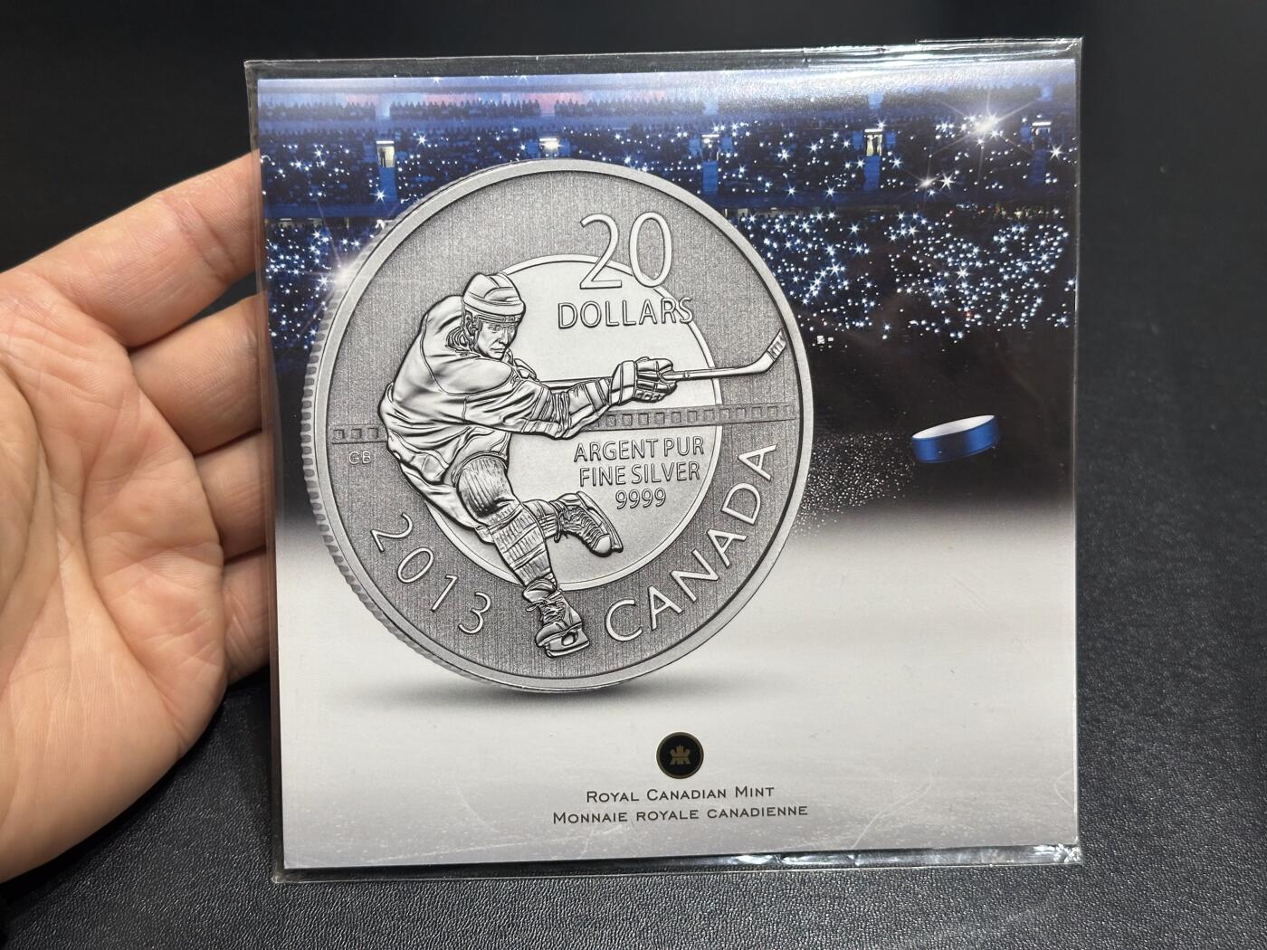 《外钞收藏家》第六百一十八期（精品场）（长期征集拍品、欢迎藏友们联系合作） 加拿大2013年20加元冰球运动卡装纪念精制银币（带原厂卡册8g纯银）