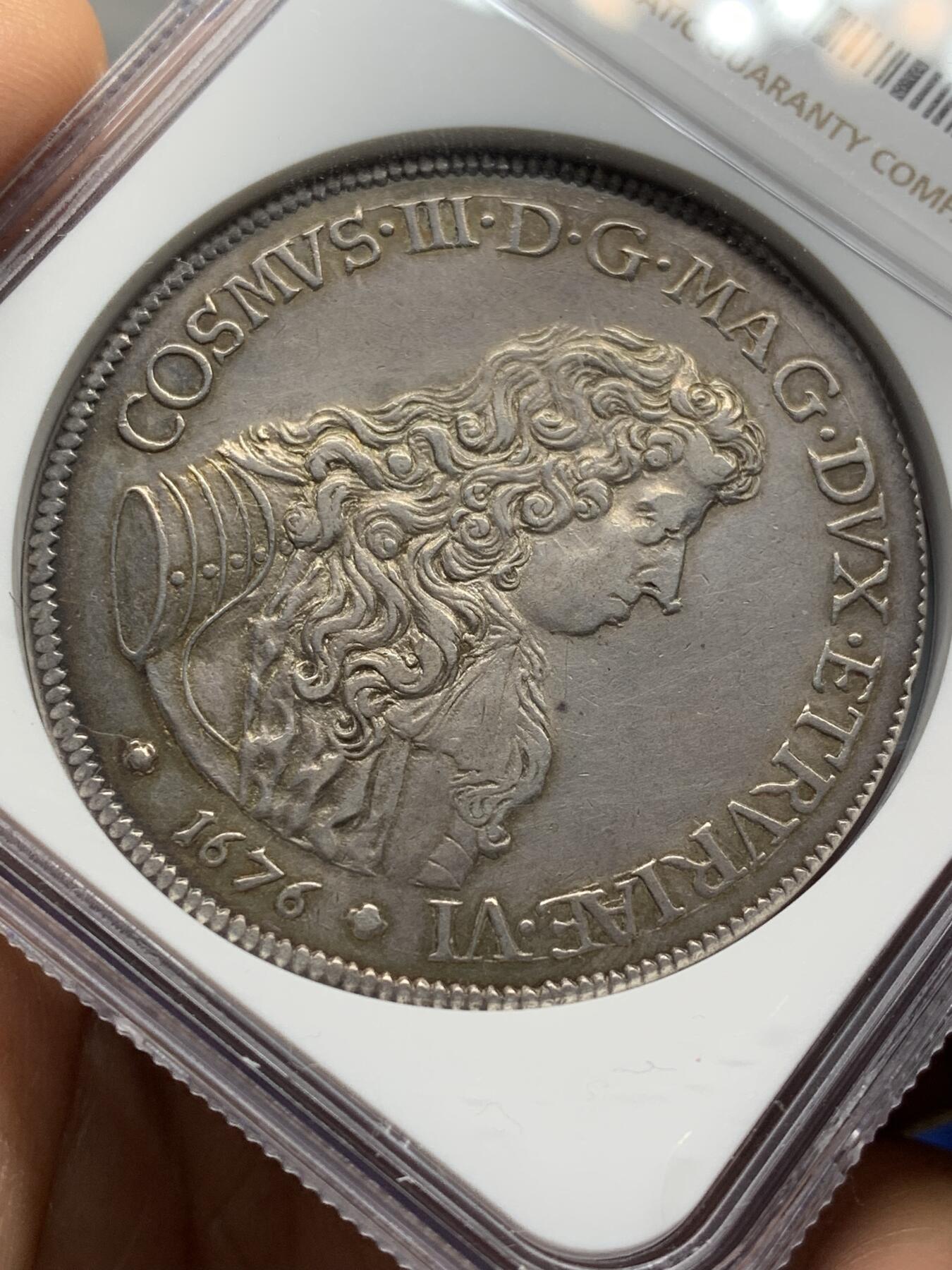 《竞宝斋》第471场 周日，周一，周二 3场连拍 （全场包邮）欢迎送拍 NGC AUD 1676年意大利托斯卡纳科西莫三世皮阿斯特大银 正面科西莫三世秀发飘飘 背面描绘了圣约翰在约旦河给基督施洗 罕见意大利名誉品种 受洗清晰打制压力足 足以入藏的状态