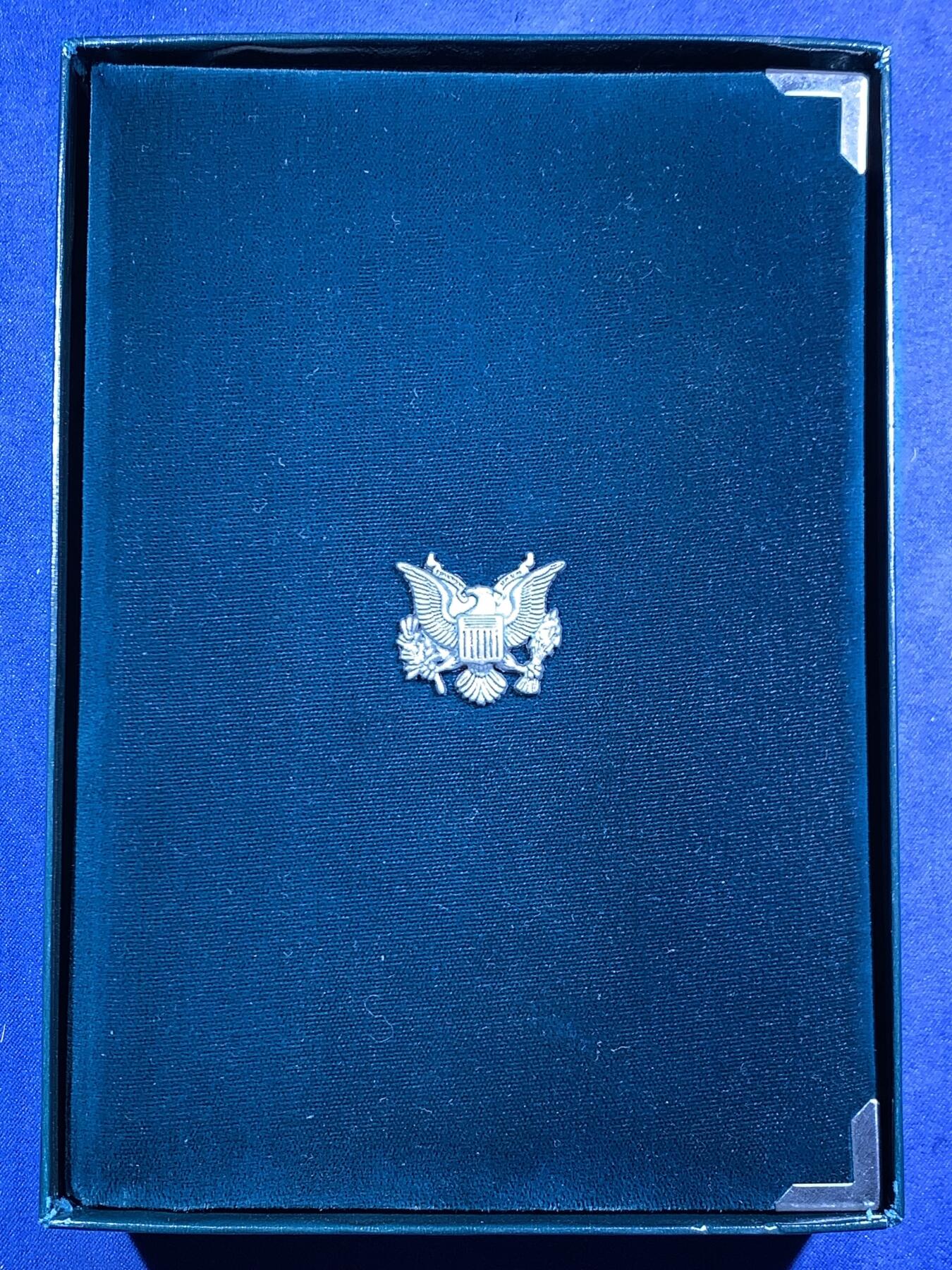 《竞宝斋》第471场 周日，周一，周二 3场连拍 （全场包邮）欢迎送拍 1990年美国Prestige套装，含6枚硬币，带原盒和证书，其中最大的一枚是900银的艾森豪威尔百年纪念银币含26.73克纯银。