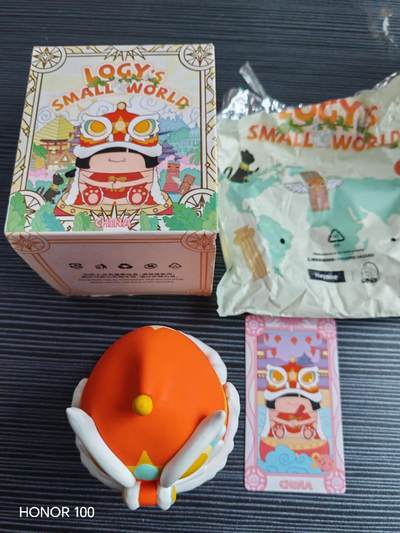 正版盲盒专场 - KEYME 凯米旗下的 「LOGY's Small World（洛吉的小小世界）」 系列盲盒，具体款式为 中国站·醒狮（CHINA），是该系列中极具国风特色的一款。