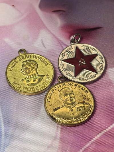 苏联勋章奖章拍卖 本次有亚捏，苏联艺术家，2次英雄的奖状，国际运动员全套等好货 不要错过 3月20日晚上九点结束在麦稀奇 找不到的加我qq或者微信都是184277308备注苏章拍卖。 - 3个苏联奖章 没挂 战德，服役20年，朱可夫