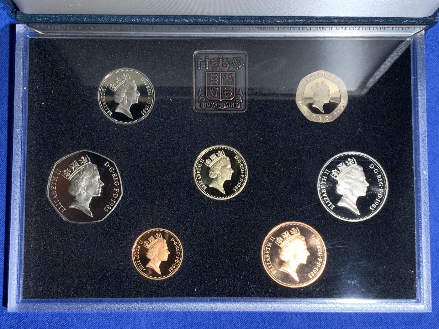 《竞宝斋》第471场 周日，周一，周二 3场连拍 （全场包邮）欢迎送拍 英国1985年精制套币，带1枚1英镑威尔士韭葱精制纪念币，7枚币，盒证齐全，品相精美，蓝色盒装。