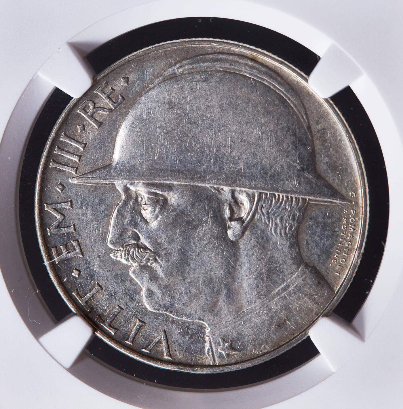 【俄甄集藏】2026年(049)03-18星期三 晚 19:30 全场包邮 意大利王国1928年R版伊曼纽尔三世钢盔版20里拉银币，NGC AU58，纪念一战结束10周年，黄油彩原光品相