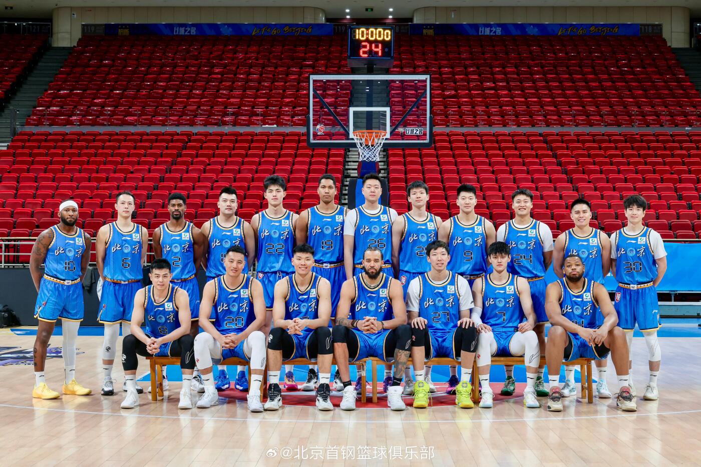 零元拍：来吧，北京首钢篮球俱乐部北京北汽男篮主教练许利民，总经理张云松，队长翟晓川，外援贾维尔-麦基、尤金-杰曼、奥斯马尔-斯佩尔曼，国内球员周琦、赵睿、曾凡博、陈盈骏、方硕、雷蒙、张才仁、邱天、范子铭、姜文亲签俱乐部官方独家夜光篮球，四九城的夜空中照亮首钢夺冠之路！！