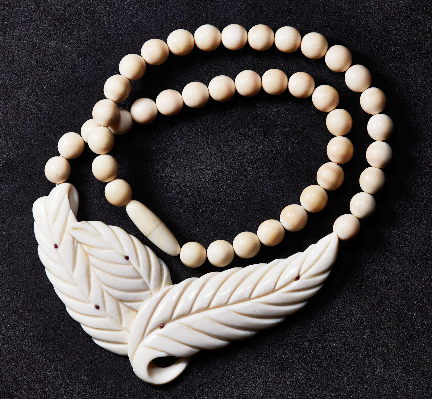 【俄甄集藏】2026年(049)03-18星期三 晚 19:30 全场包邮 欧洲回流白色珍贵材料雕刻树叶形女士项链，展开总长度：440mm，珠直径：8mm，挂件尺寸90mm×50mm，重量：37.5克，保存完好，无裂无笑