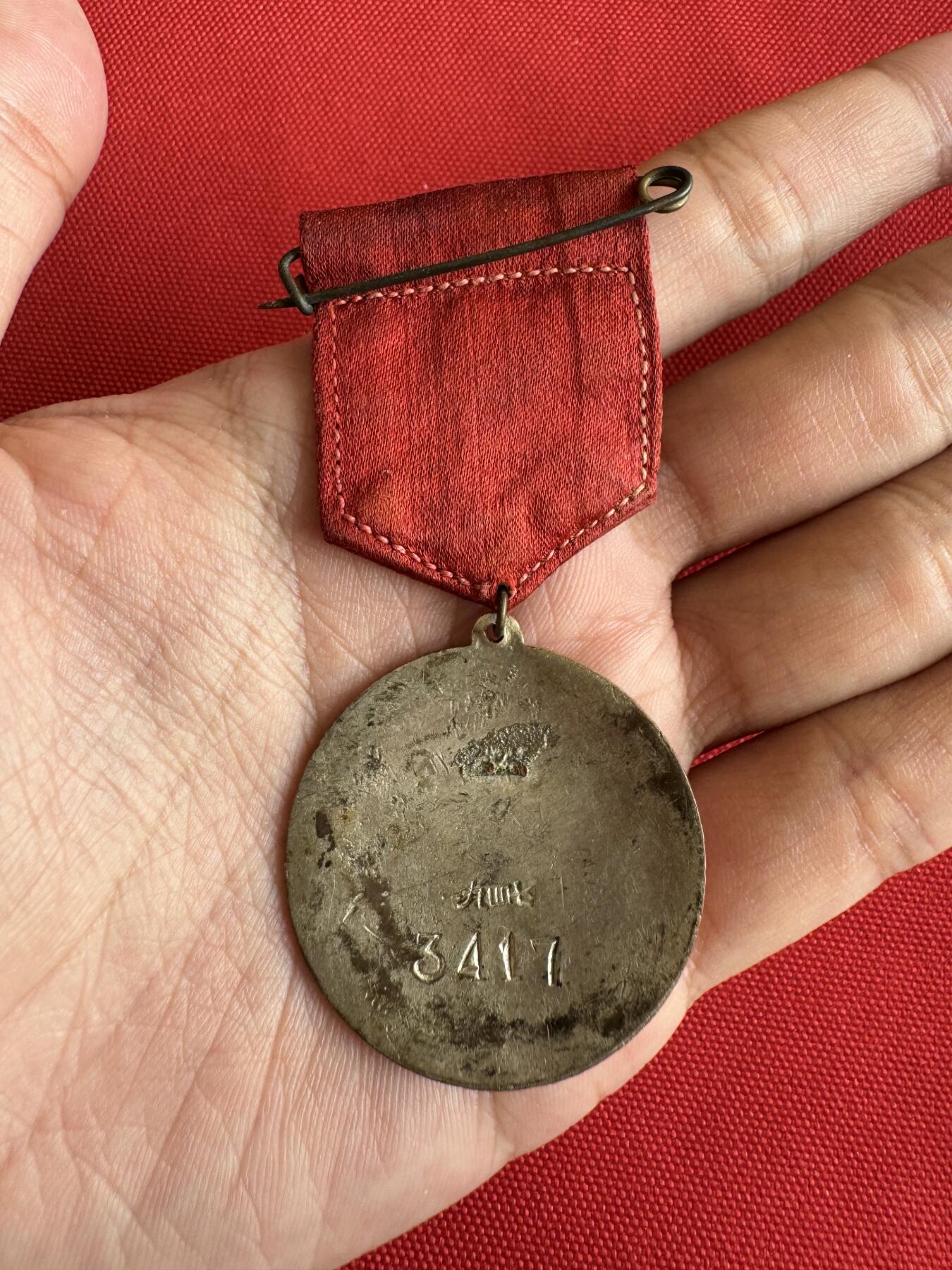 五哥徽章群   18号周三晚上八点4群联拍 1947年