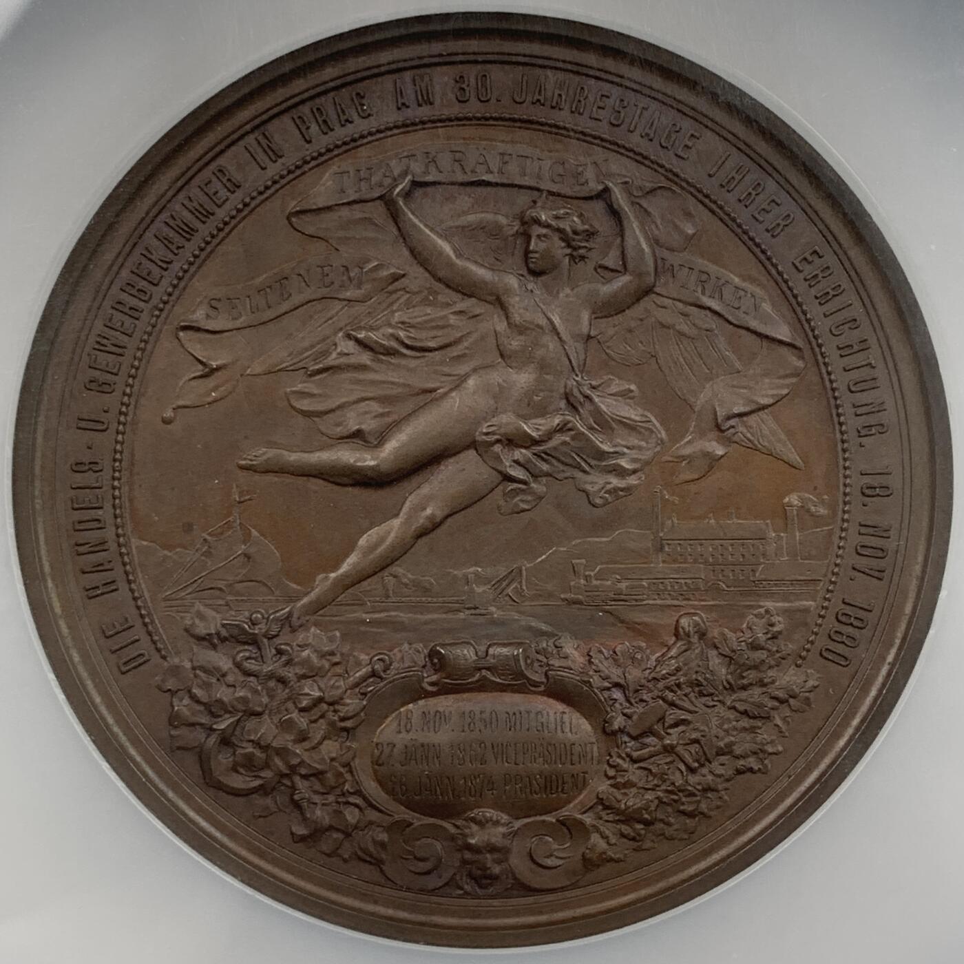 掌中浮雕-藏着的欧洲第055场 NGC MS64 : 1880年奥地利 理查德·里特·多佐尔任职布拉格商会主席30周年纪念章，奥地利章牌大师安东·沙夫（ A.scharff）作品，64mm 