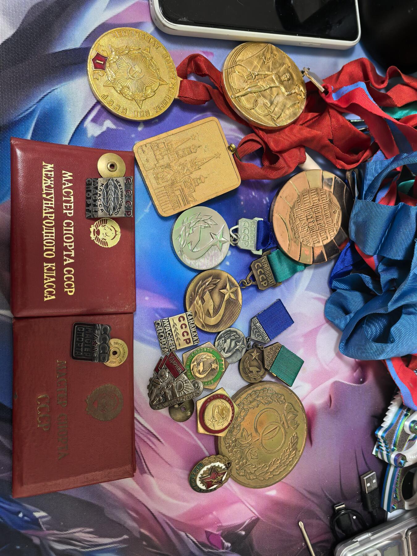 苏联勋章奖章拍卖 本次有亚捏，苏联艺术家，2次英雄的奖状，国际运动员全套等好货 不要错过 3月20日晚上九点结束在麦稀奇 找不到的加我qq或者微信都是184277308备注苏章拍卖。 苏联运动员大全套 著名拳击运动员 古里列夫 退役后还培养了多个世界冠军  其中国际健将8837 和国家级健将180189 有证书 其他无证书 但是是一起来的应该都是他的 算是比较全的运动员荣誉了 