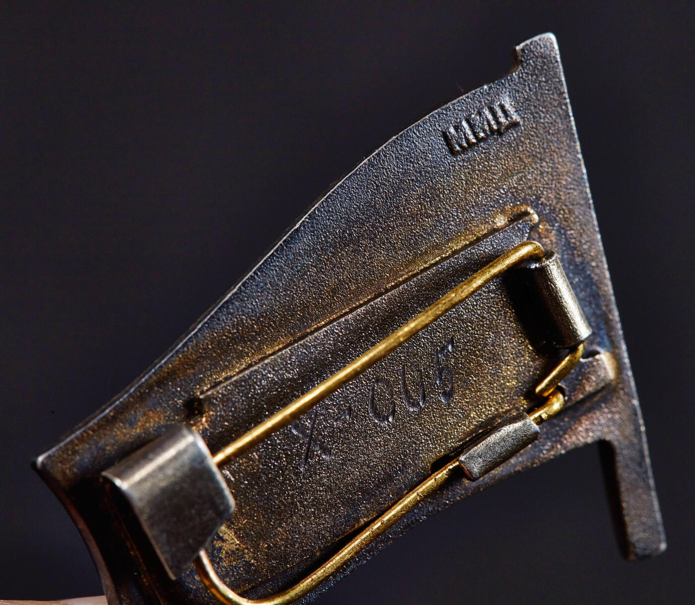 【俄甄集藏】2026年(049)03-18星期三 晚 19:30 全场包邮 苏联最高苏维埃代表证章，第10届5号别针版，极小号，银质珐琅，带笔架和资料，获得者为阿列克谢·瓦西里耶维奇·维克托罗夫，曾被授予苏联社会主义劳动英雄称号，自1975年担任俄罗斯委员会全俄中央委员会秘书，章体左下角珐琅有磕碰缺损，细节见图，重量：11.4克