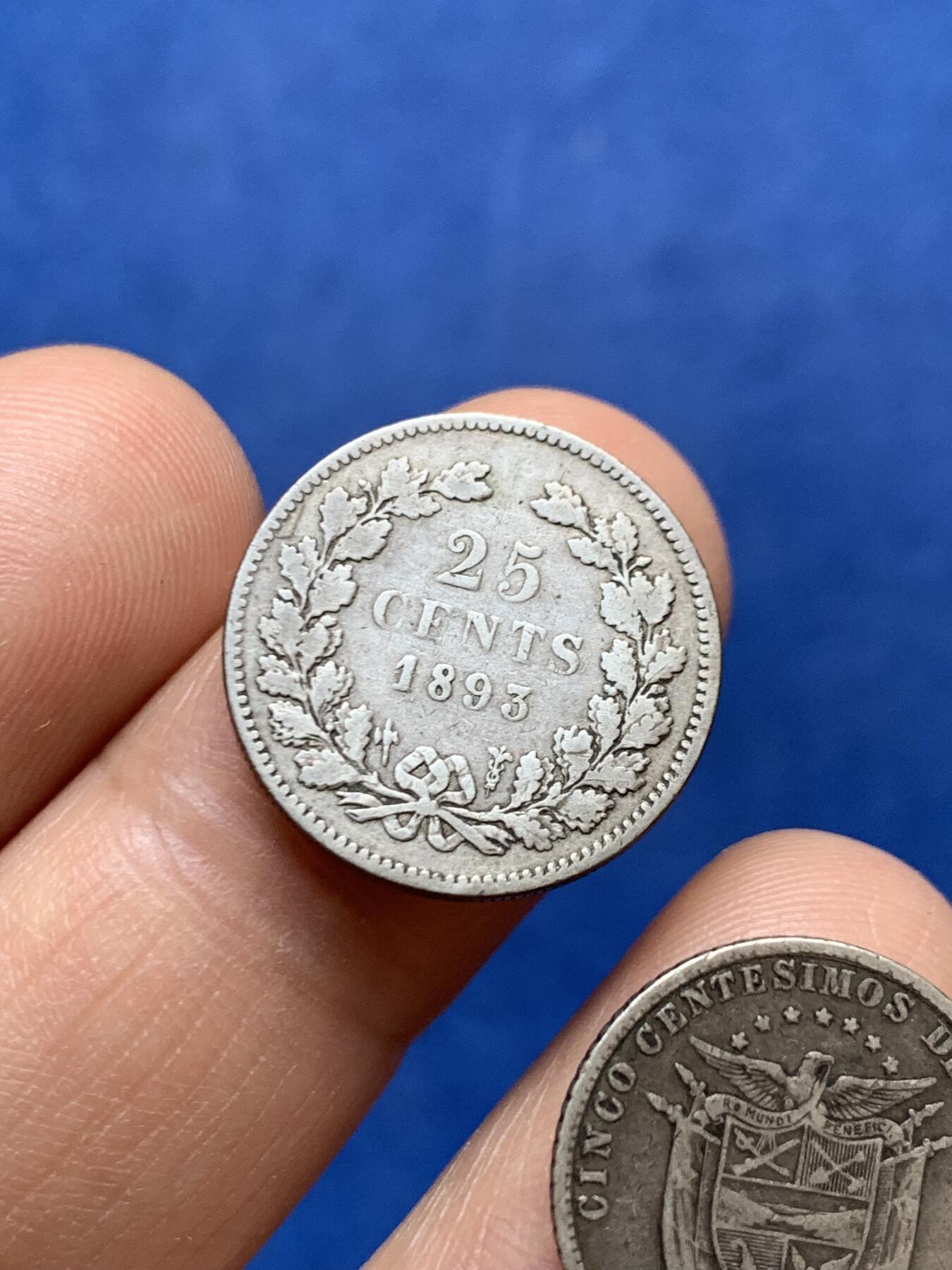 《竞宝斋》第471场 周日，周一，周二 3场连拍 （全场包邮）欢迎送拍 两枚一组 荷兰1893年25分银币 威廉明娜女王在位时期发行、银萝莉 巴拿马1904年50分武士银币 两枚都是比较袖珍且稀有的品种 细节不错 传世老包浆