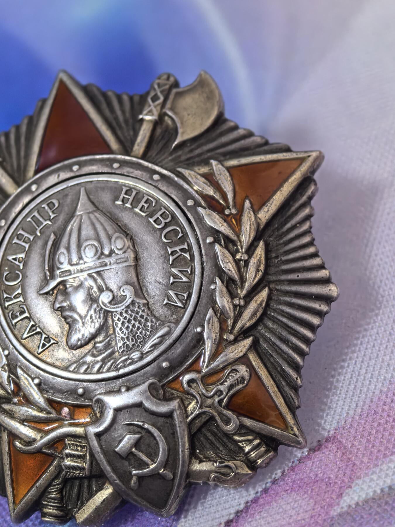 苏联勋章奖章拍卖 本次有亚捏，苏联艺术家，2次英雄的奖状，国际运动员全套等好货 不要错过 3月20日晚上九点结束在麦稀奇 找不到的加我qq或者微信都是184277308备注苏章拍卖。 苏联亚历山大涅夫斯基勋章 好品无磕碰 炮兵连长消灭4火力点 早年购自大西洋 可以找我要购买存档 里面有详细描述 登记卡从新查询了电子版比较好的临时登记卡 奖励卡也已经翻译 