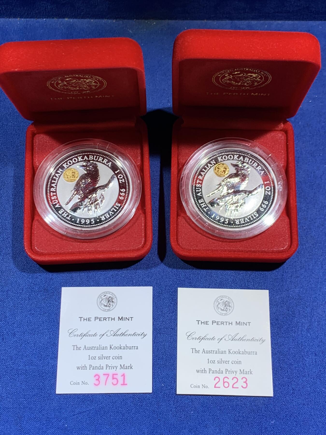 《竞宝斋》第471场 周日，周一，周二 3场连拍 （全场包邮）欢迎送拍 两枚一组 澳大利亚 1995年 笑翠鸟 熊猫镶嵌银币 每枚含纯银1盎司999银，镶嵌部分重约0.5克黄金，发行1万枚，为钱币展而发行，带证书，细节见图