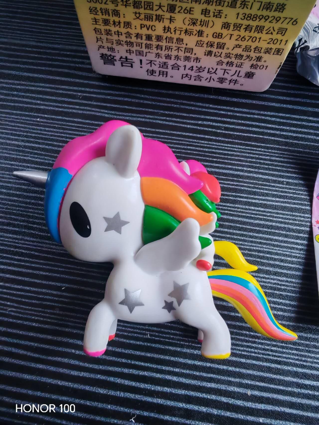 正版盲盒专场 tokidoki（淘奇多奇） 旗下 「Unicorno Bambino Series 1（独角兽宝宝系列 1）」 盲盒，具体款式为 「Stellina & Bébé（星星独角兽与宝宝）」，是该系列中经典的亲子款独角兽手办。