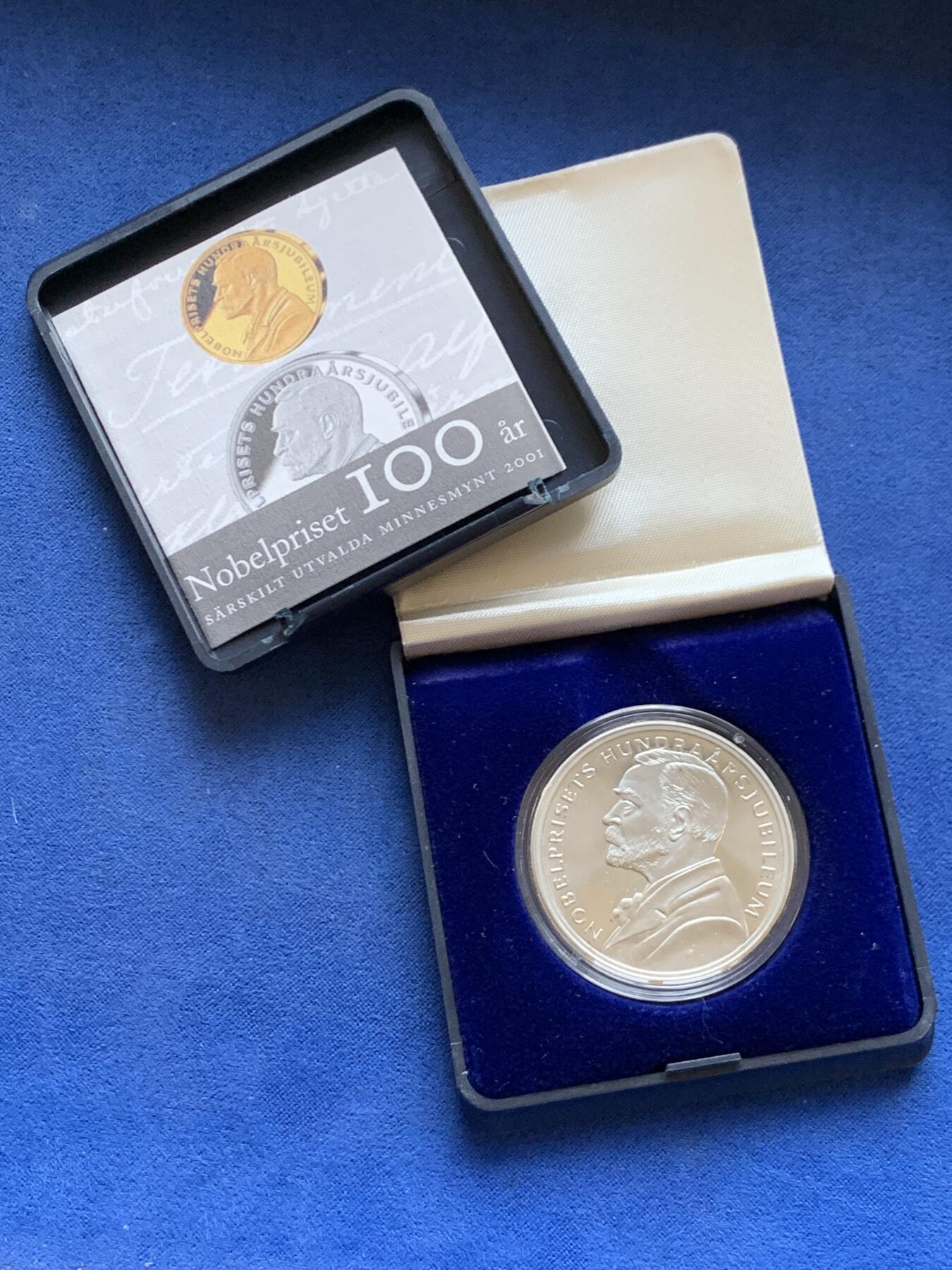 《竞宝斋》第471场 周日，周一，周二 3场连拍 （全场包邮）欢迎送拍 瑞典2001年诺贝尔奖创立100周年纪念200克朗银币 925银 27.03克 铸造量29856枚 细节见图