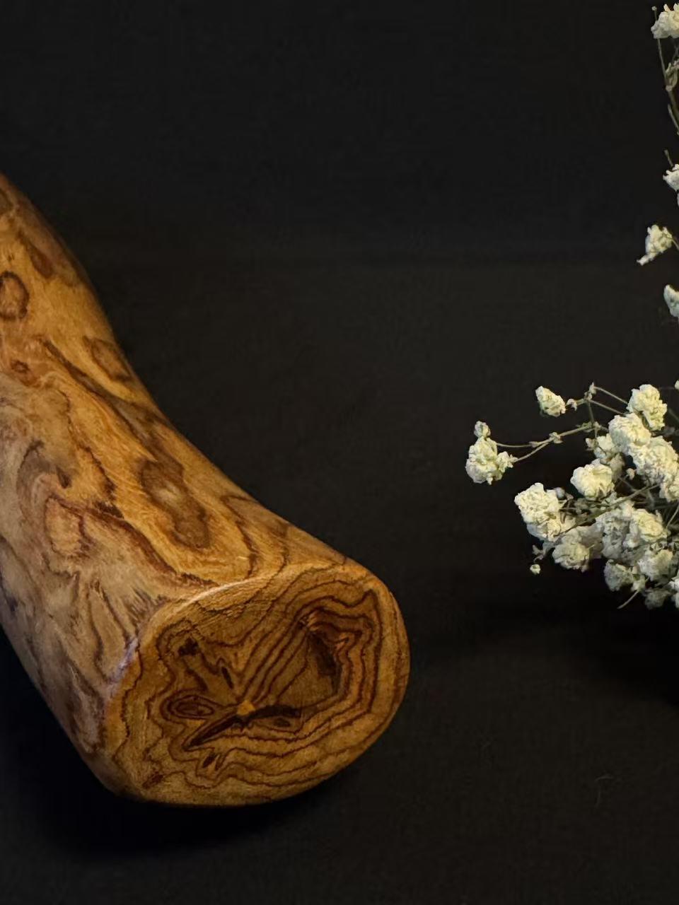 零元拍：NO.26终于在节前收到这批送出去加工的海南黄花梨随型把玩棍横财，这也许就是玩木头的乐趣吧，每一个花纹都独一无二，是自然与匠心的完美邂逅。 它保留了木材最本真的曲线，每一处起伏都像是时光在木头上留下的指纹。尺寸：460/50/55MM