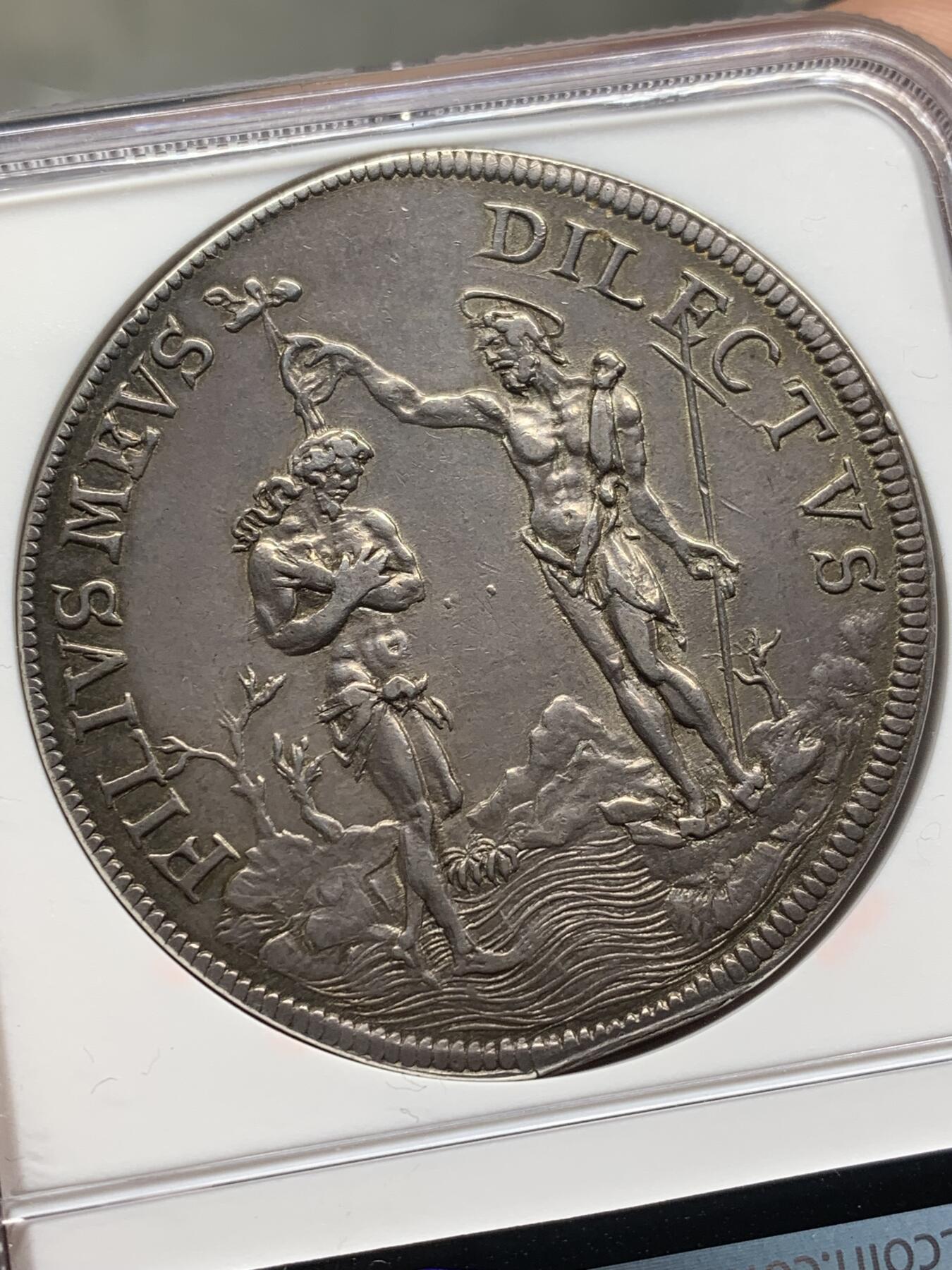 《竞宝斋》第471场 周日，周一，周二 3场连拍 （全场包邮）欢迎送拍 NGC AUD 1676年意大利托斯卡纳科西莫三世皮阿斯特大银 正面科西莫三世秀发飘飘 背面描绘了圣约翰在约旦河给基督施洗 罕见意大利名誉品种 受洗清晰打制压力足 足以入藏的状态