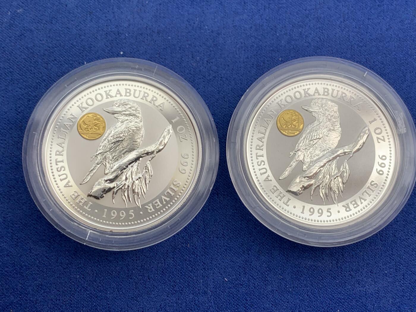 《竞宝斋》第471场 周日，周一，周二 3场连拍 （全场包邮）欢迎送拍 两枚一组 澳大利亚 1995年 笑翠鸟 熊猫镶嵌银币 每枚含纯银1盎司999银，镶嵌部分重约0.5克黄金，发行1万枚，为钱币展而发行，带证书，细节见图