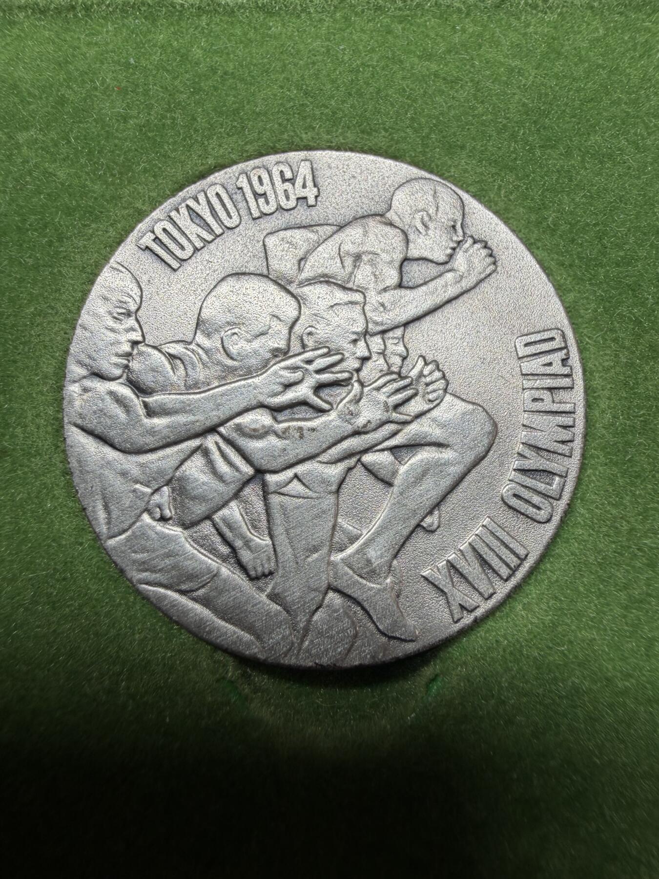 2026年集古藏今外币拍卖第三期-第5场—（总第315拍），可以寄存60天，满160元包邮。 原盒1964年东京奥运金纪念银章