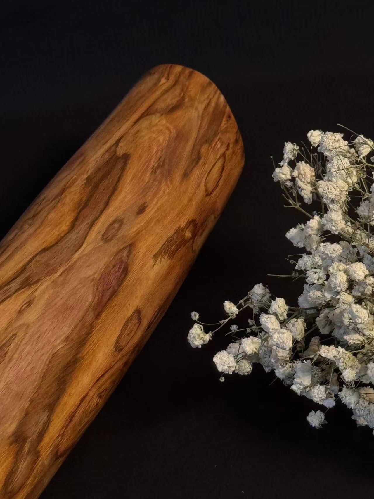 零元拍：NO.26终于在节前收到这批送出去加工的海南黄花梨随型把玩棍横财，这也许就是玩木头的乐趣吧，每一个花纹都独一无二，是自然与匠心的完美邂逅。 它保留了木材最本真的曲线，每一处起伏都像是时光在木头上留下的指纹。尺寸：460/50/55MM