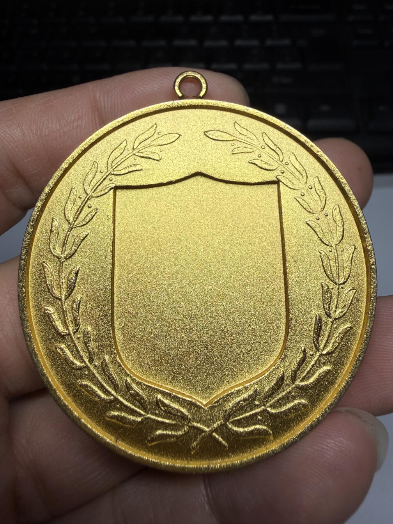 2026年集古藏今外币拍卖第三期-第5场—（总第315拍），可以寄存60天，满160元包邮。 日本陆上自卫队第13师团1978年“神威演习”镀金纪念章，直径51.6毫米