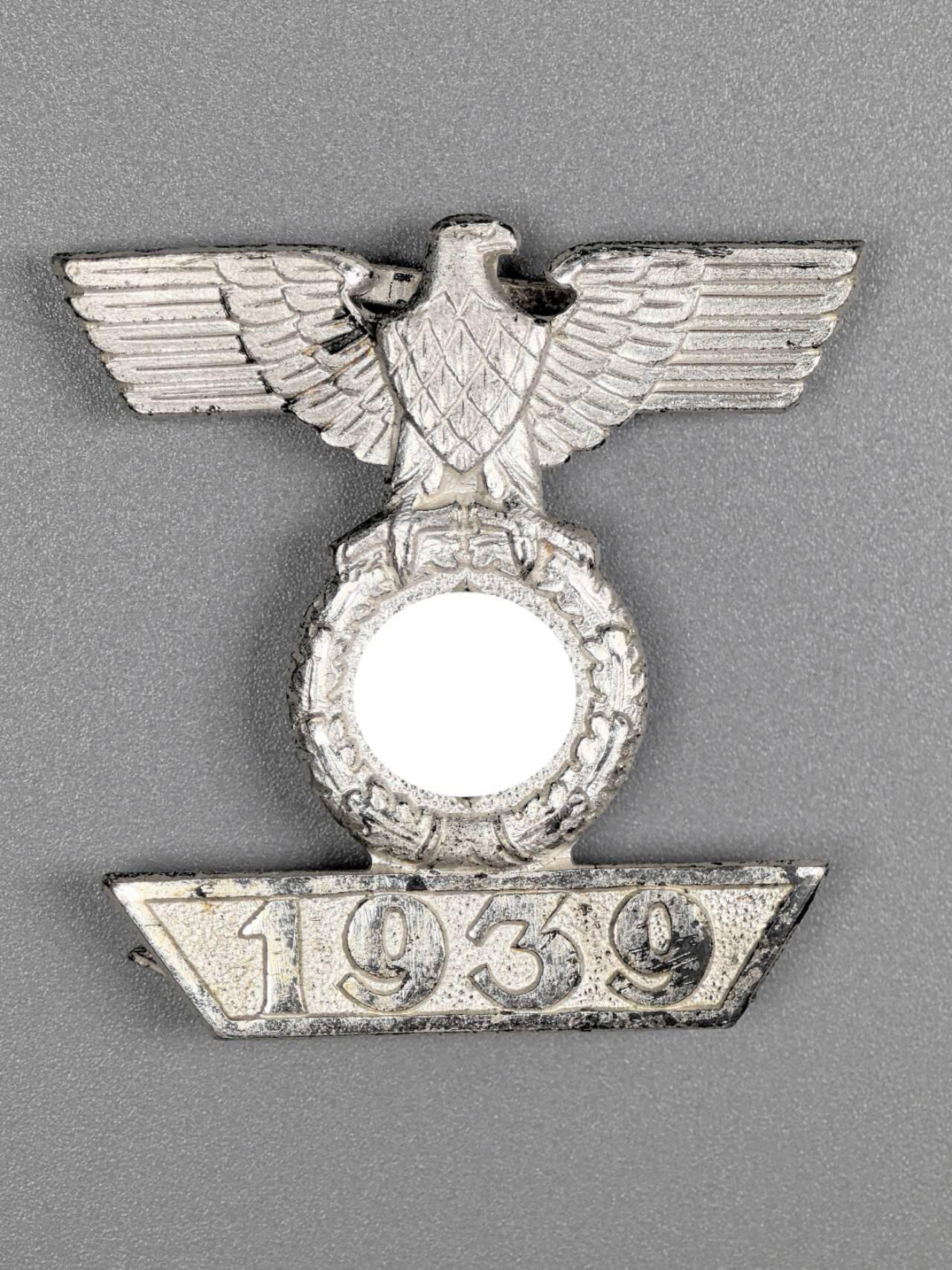 小驴勋章奖章收藏3月21日周六晚六点拍卖（珍爱和平，收藏战争，铭记历史，勿忘国耻，忠党爱国。有偿代拍，送拍规则在简介最后，参拍须阅读规则后再参拍，关系到运费包装发货时效真假辨别等关键信息，拍卖时不再发原图，看大图店主微信码在拍卖店铺介绍里） WWII二级铁十字勋饰，背打L/11厂标（著名的3厂Wihelm Deumer厂），Tombak铜合金镀银，针脚完整，品相非常吊，带非常罕见印有L/11厂标和SPII字样的LDO火柴盒样式的原盒，最后一图参考价1150欧元