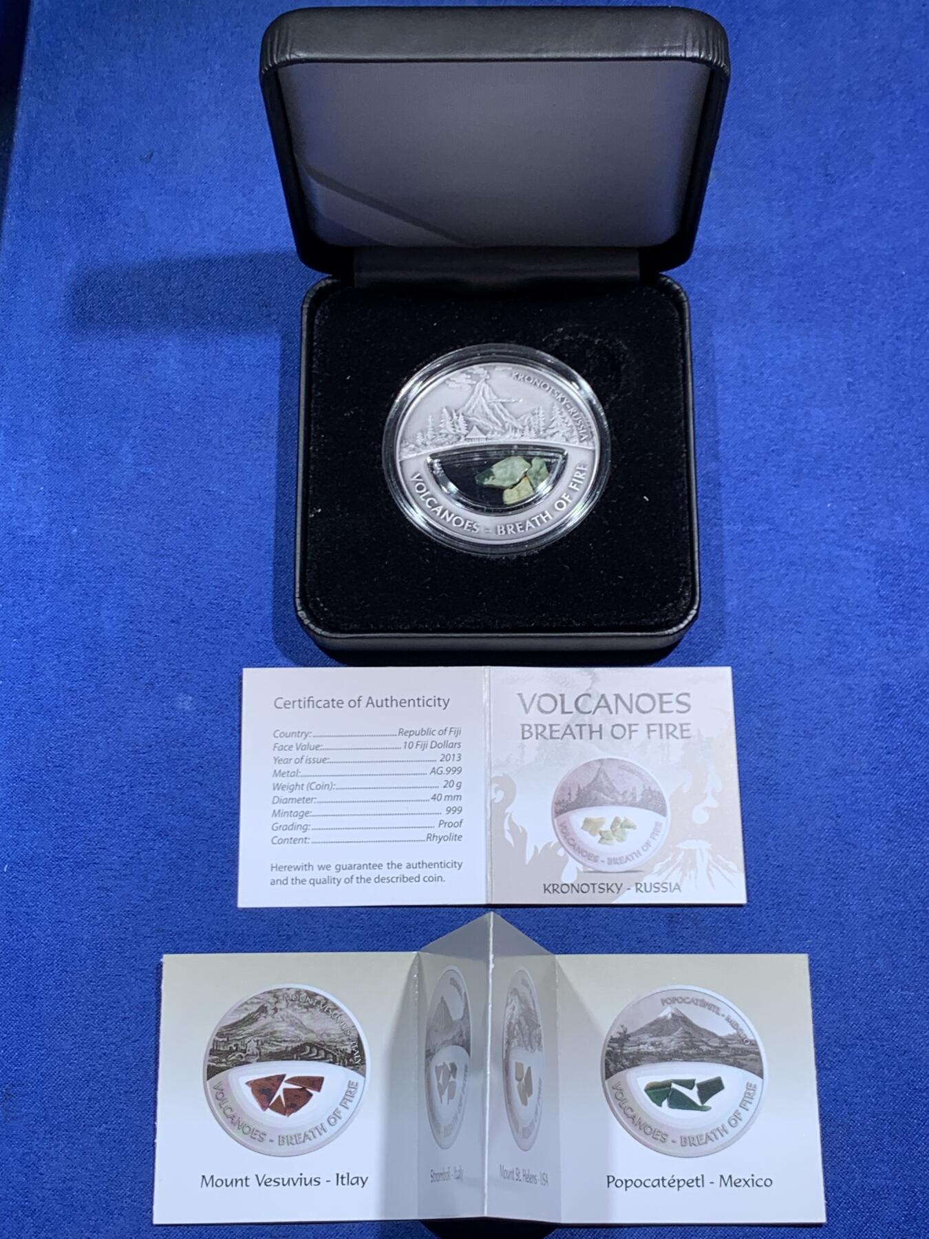 《竞宝斋》第471场 周日，周一，周二 3场连拍 （全场包邮）欢迎送拍 斐济2013年10元银币 正面为俄罗斯克罗诺茨基火山的景观 999银 20克 铸造量999枚 带盒证