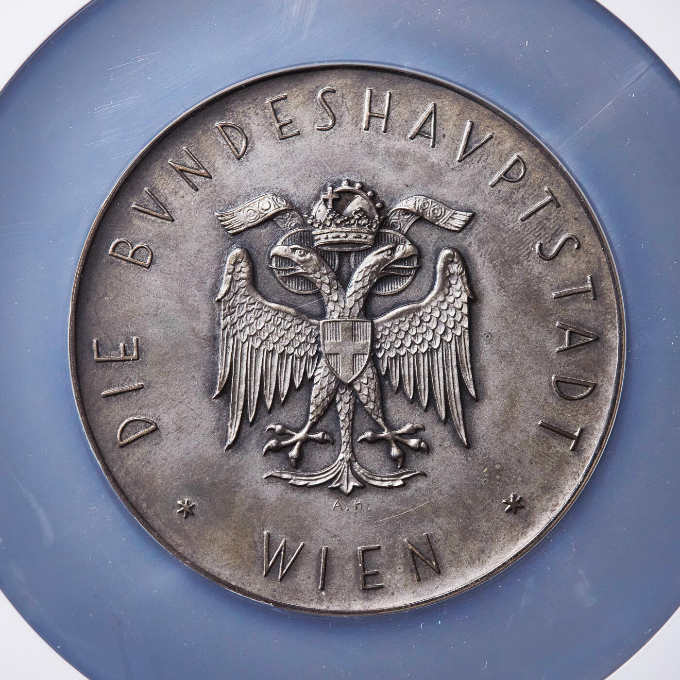 【俄甄集藏】2026年(049)03-18星期三 晚 19:30 全场包邮 奥地利1935年维也纳市政忠诚服务纪念大银章，NGC MS63，直径：63mm，黄油彩老包浆，奥地利著名章牌大师安东·哈蒂格作品，背面北京维维也纳市政厅大楼