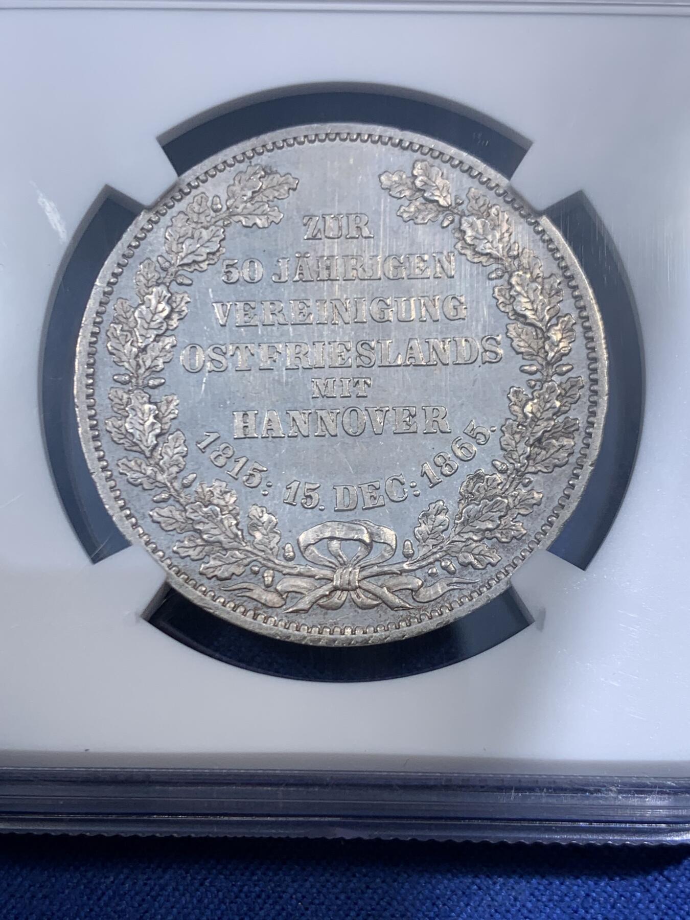 《竞宝斋》第471场 周日，周一，周二 3场连拍 （全场包邮）欢迎送拍 亚军分 NGC MS64 德国 1865汉诺威和东弗里士兰联合50周年纪念泰勒，发行量1000枚，类精制底板 是同系列橡树泰勒发现量的一半 难得一见的汉诺威系列泰勒，状态不用讲，重在少见，收藏潜力巨大