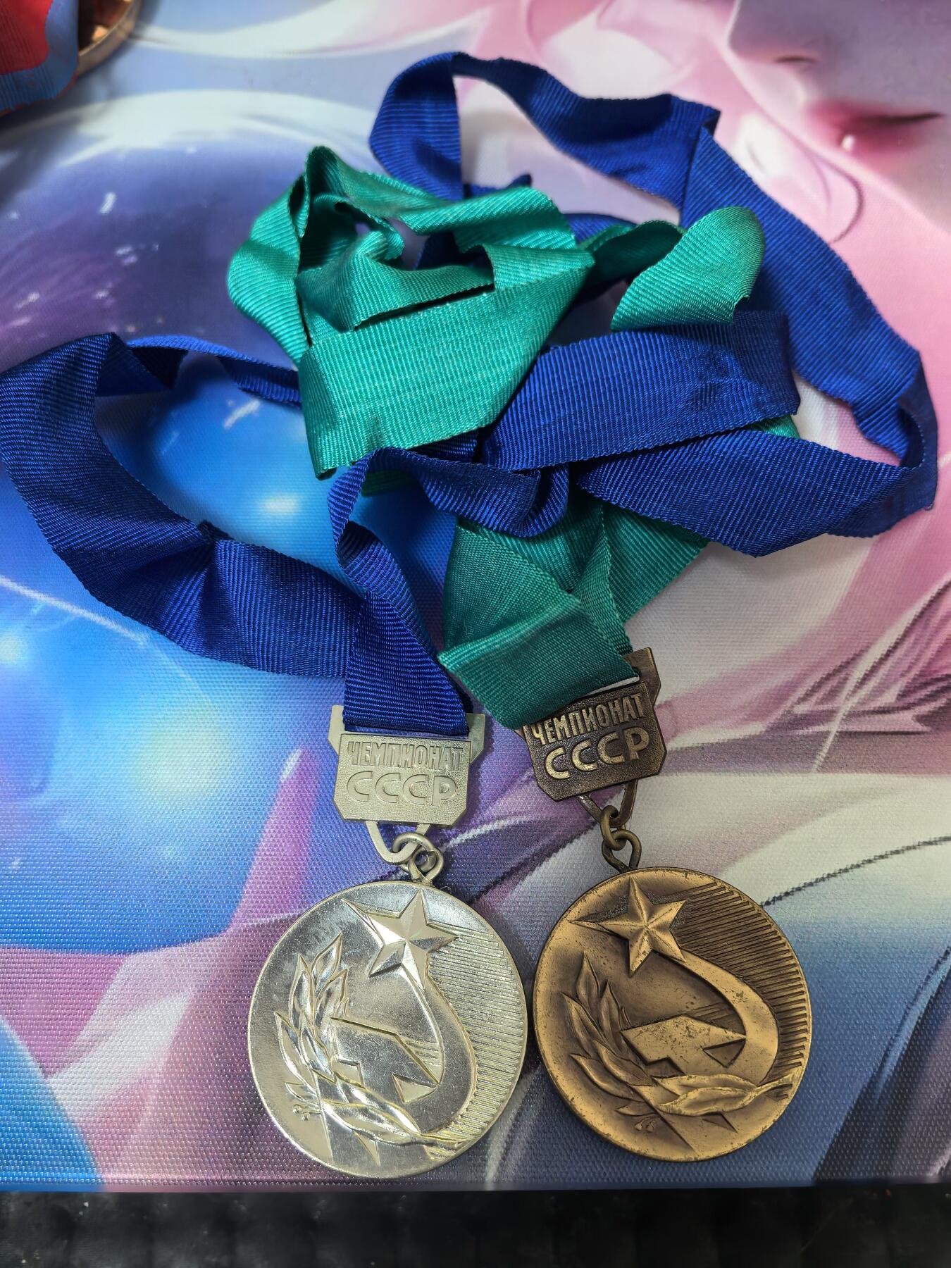 苏联勋章奖章拍卖 本次有亚捏，苏联艺术家，2次英雄的奖状，国际运动员全套等好货 不要错过 3月20日晚上九点结束在麦稀奇 找不到的加我qq或者微信都是184277308备注苏章拍卖。 苏联运动员大全套 著名拳击运动员 古里列夫 退役后还培养了多个世界冠军  其中国际健将8837 和国家级健将180189 有证书 其他无证书 但是是一起来的应该都是他的 算是比较全的运动员荣誉了 