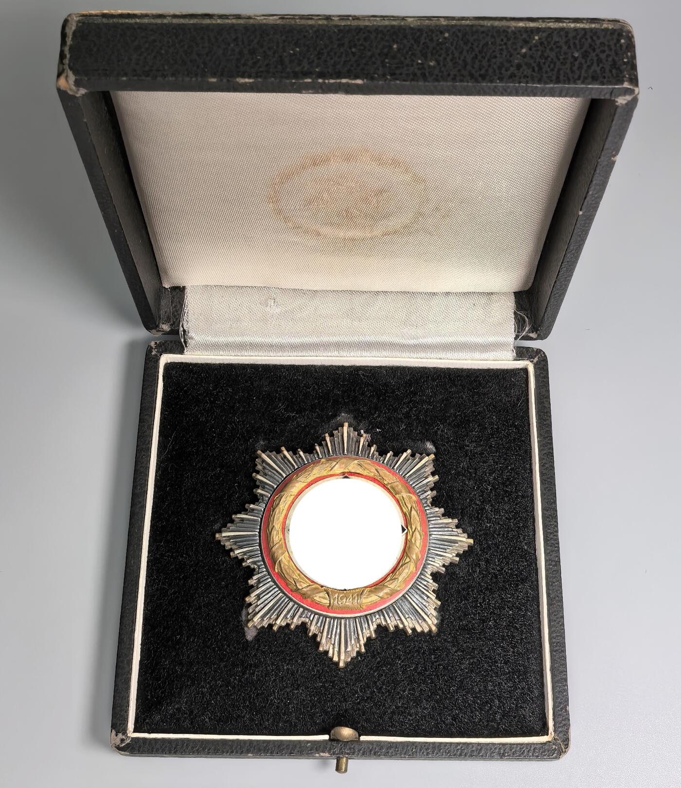 小驴勋章奖章收藏3月21日周六晚六点拍卖（珍爱和平，收藏战争，铭记历史，勿忘国耻，忠党爱国。有偿代拍，送拍规则在简介最后，参拍须阅读规则后再参拍，关系到运费包装发货时效真假辨别等关键信息，拍卖时不再发原图，看大图店主微信码在拍卖店铺介绍里） WWII金级大德意志勋章带原盒，牛逼的容克厂C. E. Juncker厂制作，5铆钉重版，64g，铜合金珐琅，珐琅好，背面手刻获得者姓名，少见，裸章容克重版本我直接从国外拿得3.8万人民币，盒子这个品也得6、7千人民币