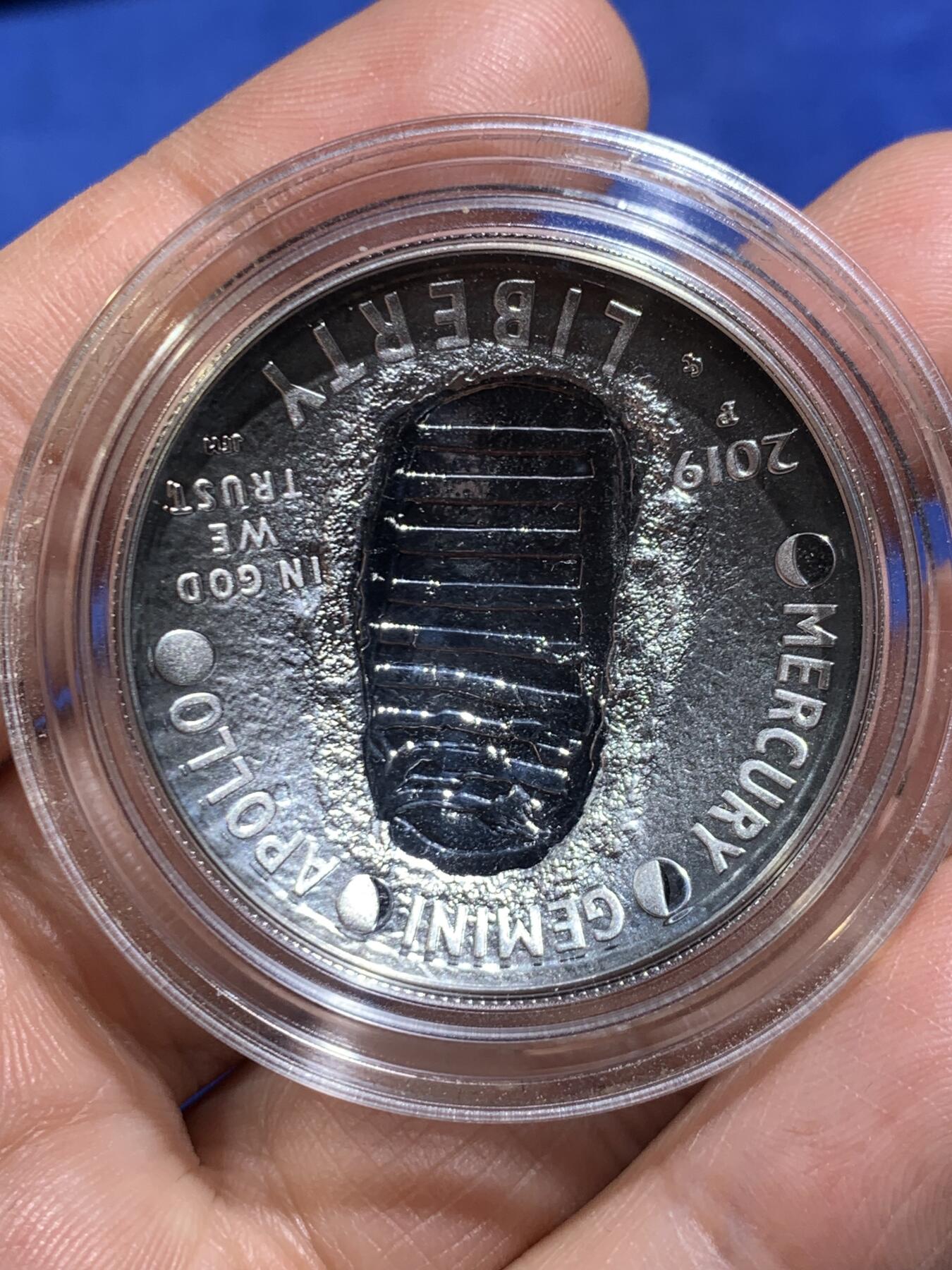 《竞宝斋》第471场 周日，周一，周二 3场连拍 （全场包邮）欢迎送拍 美国2019年1美元精制凹面银币 阿波罗11号50周年 999银26.73克 盒证全