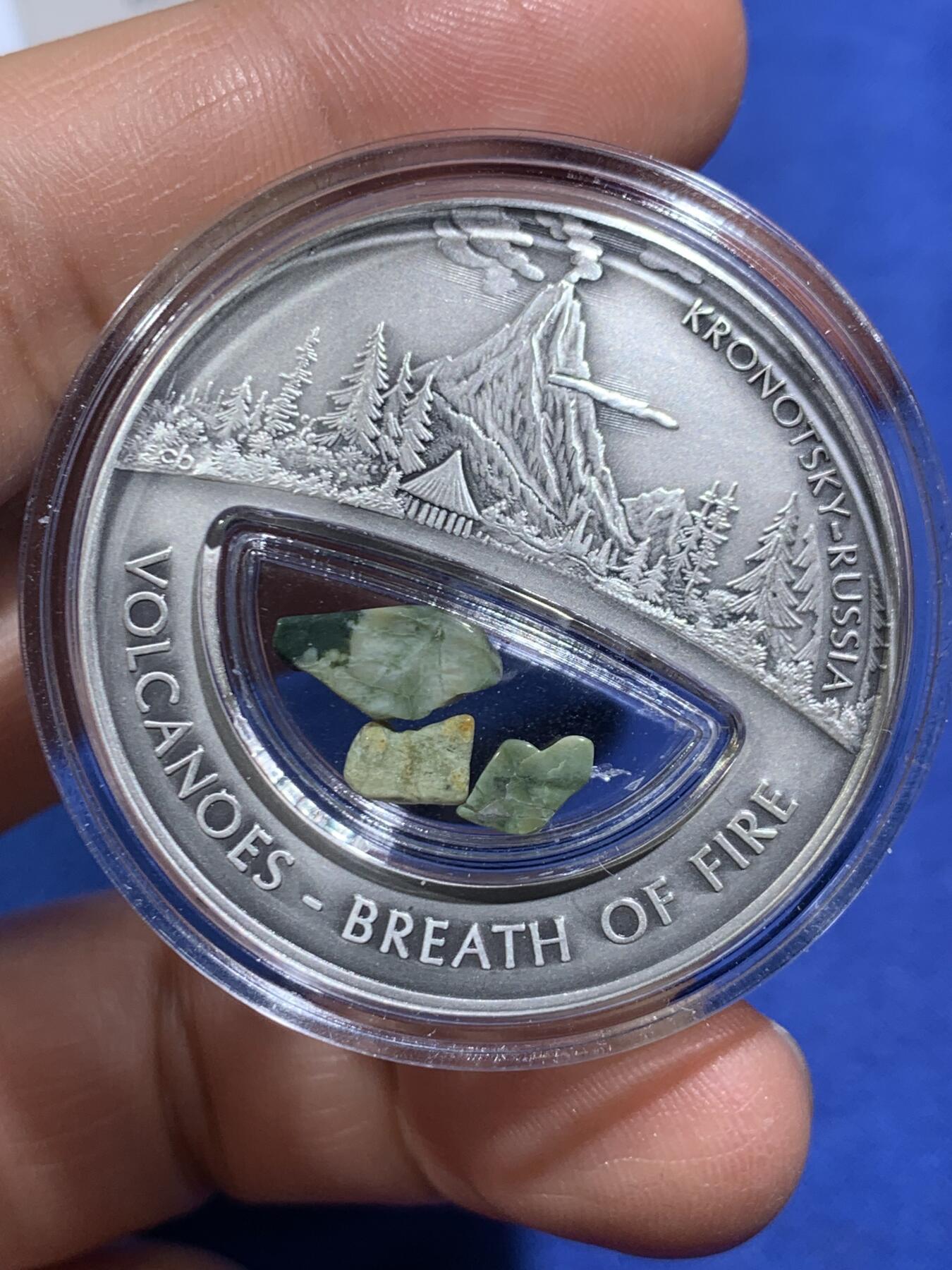 《竞宝斋》第471场 周日，周一，周二 3场连拍 （全场包邮）欢迎送拍 斐济2013年10元银币 正面为俄罗斯克罗诺茨基火山的景观 999银 20克 铸造量999枚 带盒证