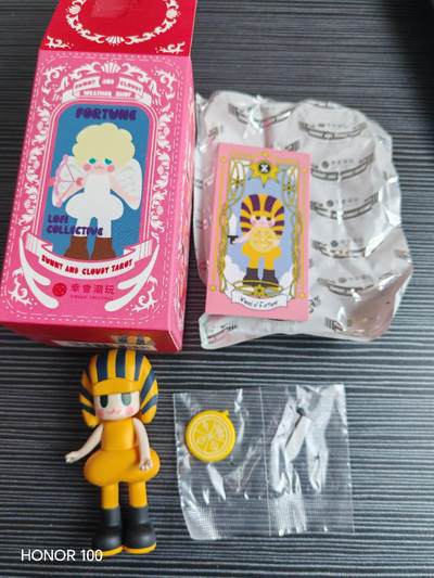 正版盲盒专场 - 幸会潮玩（XINGHUI CREATIONS）与韩国设计师品牌 LOFI COLLECTIVE 联名的「Sunny and Cloudy Tarot（晴雨塔罗）」系列盲盒，具体款式为 Wheel of Fortune（命运之轮），也被玩家称为“狼妹LOFI-法老款”。