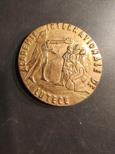 老王徽章第187期 - 巴黎国际卢泰西亚学院纪念章    直径50mm    重量60.6g