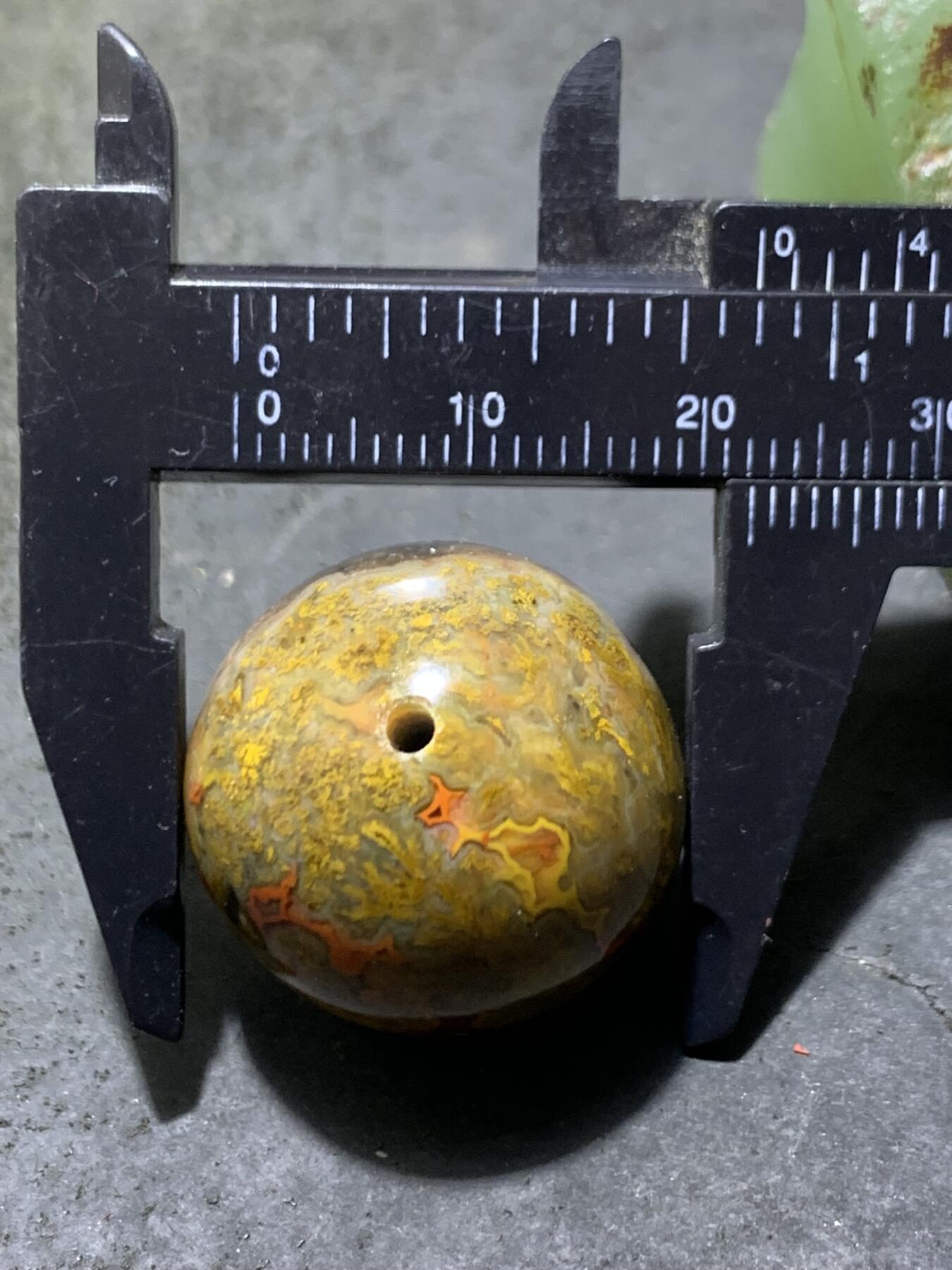 精美草花纹黑冰飘战国红玛瑙随形圆珠一颗！