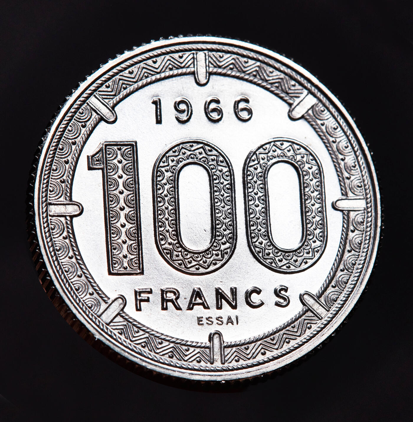 【俄甄集藏】2026年(049)03-18星期三 晚 19:30 全场包邮 法属赤道非洲国家1966年中央银行100法郎样币，铜镍币，转光品相