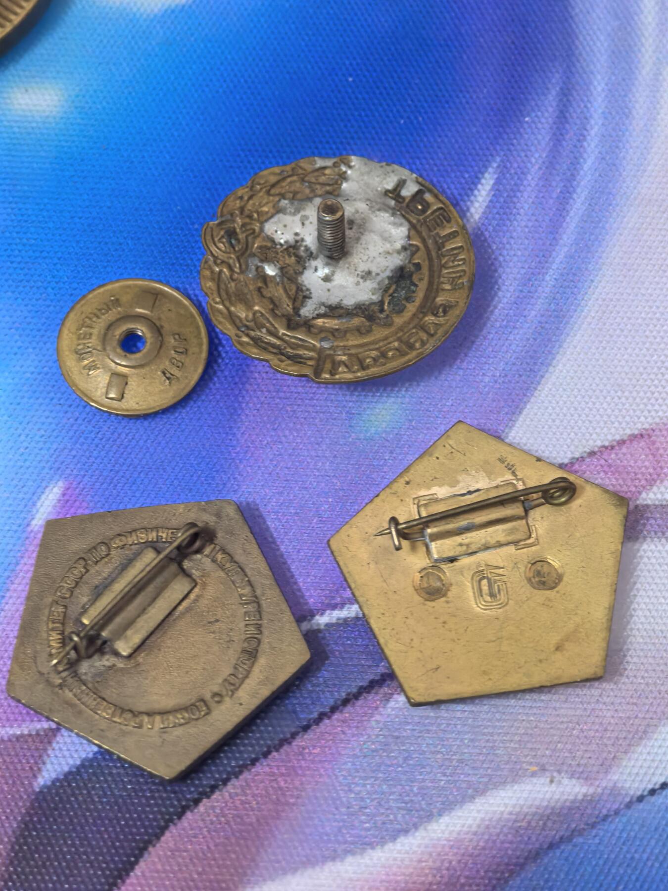 苏联勋章奖章拍卖 本次有亚捏，苏联艺术家，2次英雄的奖状，国际运动员全套等好货 不要错过 3月20日晚上九点结束在麦稀奇 找不到的加我qq或者微信都是184277308备注苏章拍卖。 苏联运动员大全套 著名拳击运动员 古里列夫 退役后还培养了多个世界冠军  其中国际健将8837 和国家级健将180189 有证书 其他无证书 但是是一起来的应该都是他的 算是比较全的运动员荣誉了 