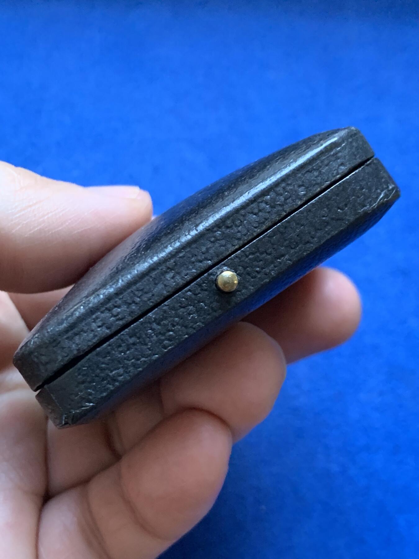 《竞宝斋》第471场 周日，周一，周二 3场连拍 （全场包邮）欢迎送拍 英国1929年领土陆军步枪协会铜章，造型精美，带原盒，嘉奖给获得城市中尉杯第2名的军官L.R.B。30.85克，38.3mm。