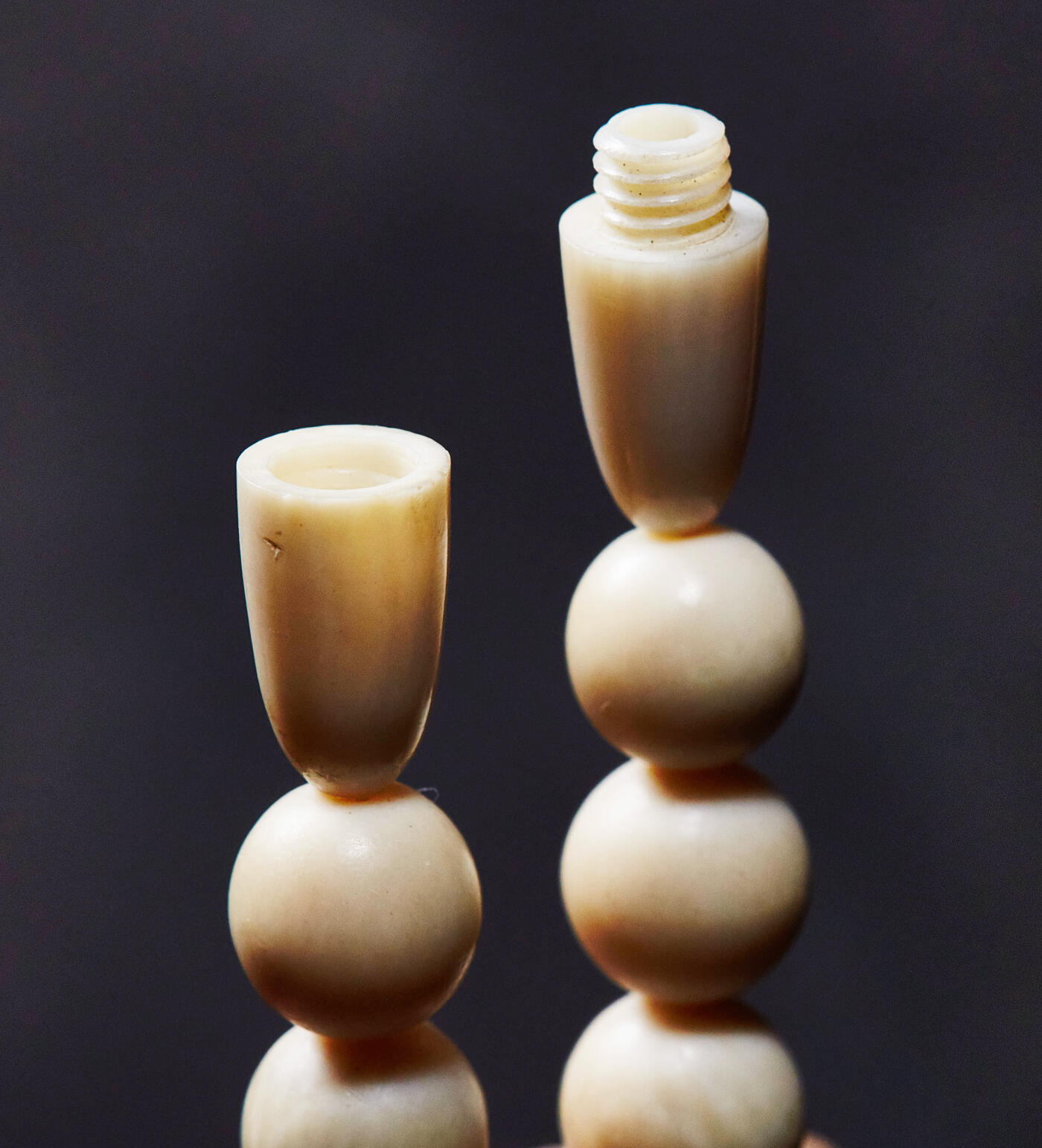 【俄甄集藏】2026年(049)03-18星期三 晚 19:30 全场包邮 欧洲回流白色珍贵材料雕刻树叶形女士项链，展开总长度：440mm，珠直径：8mm，挂件尺寸90mm×50mm，重量：37.5克，保存完好，无裂无笑