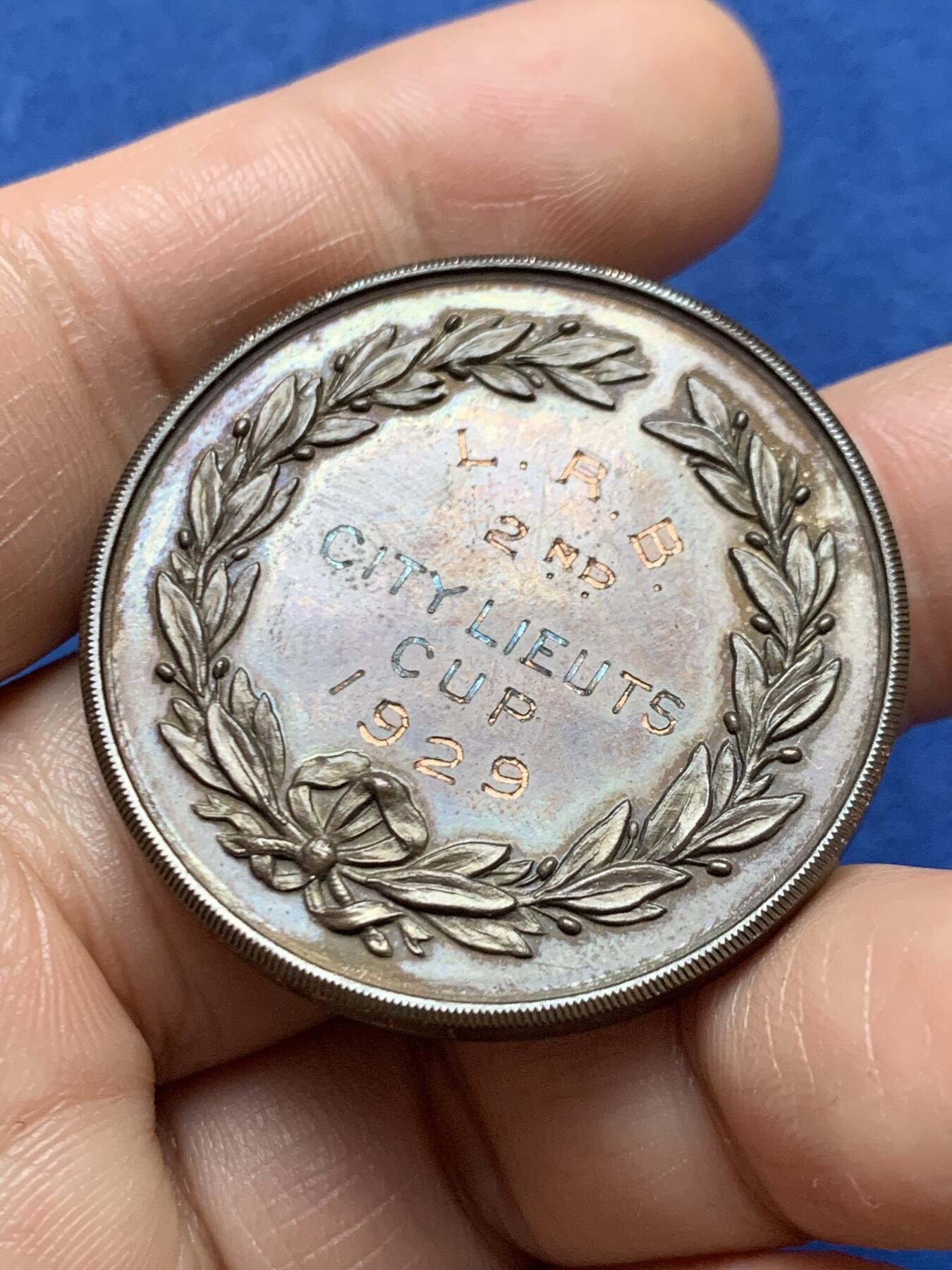 《竞宝斋》第471场 周日，周一，周二 3场连拍 （全场包邮）欢迎送拍 英国1929年领土陆军步枪协会铜章，造型精美，带原盒，嘉奖给获得城市中尉杯第2名的军官L.R.B。30.85克，38.3mm。