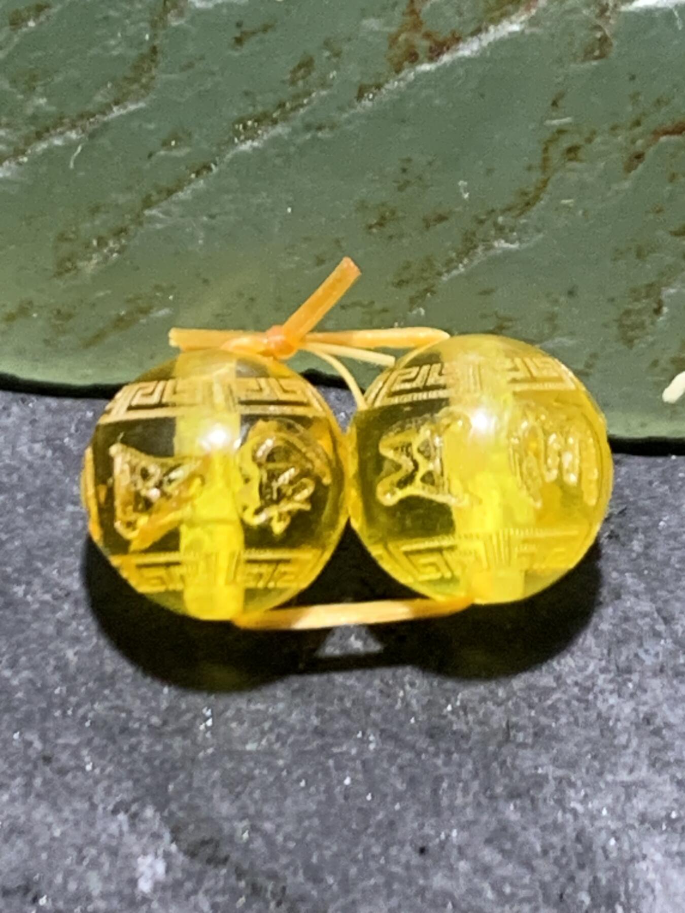 天然乌克兰原矿蜜蜡雕刻六字箴言腰珠两颗