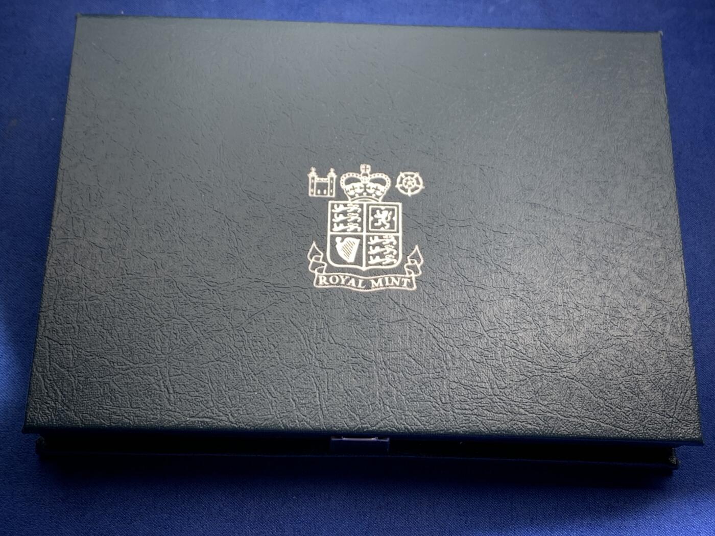 《竞宝斋》第471场 周日，周一，周二 3场连拍 （全场包邮）欢迎送拍 英国1985年精制套币，带1枚1英镑威尔士韭葱精制纪念币，7枚币，盒证齐全，品相精美，蓝色盒装。