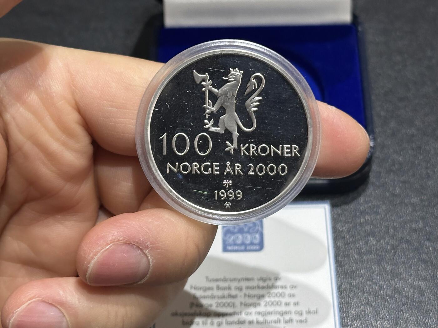 《外钞收藏家》第六百一十八期（精品场）（长期征集拍品、欢迎藏友们联系合作） 挪威2000年100克朗千禧年纪念精制银币（盒证齐全，发行量仅5万枚）