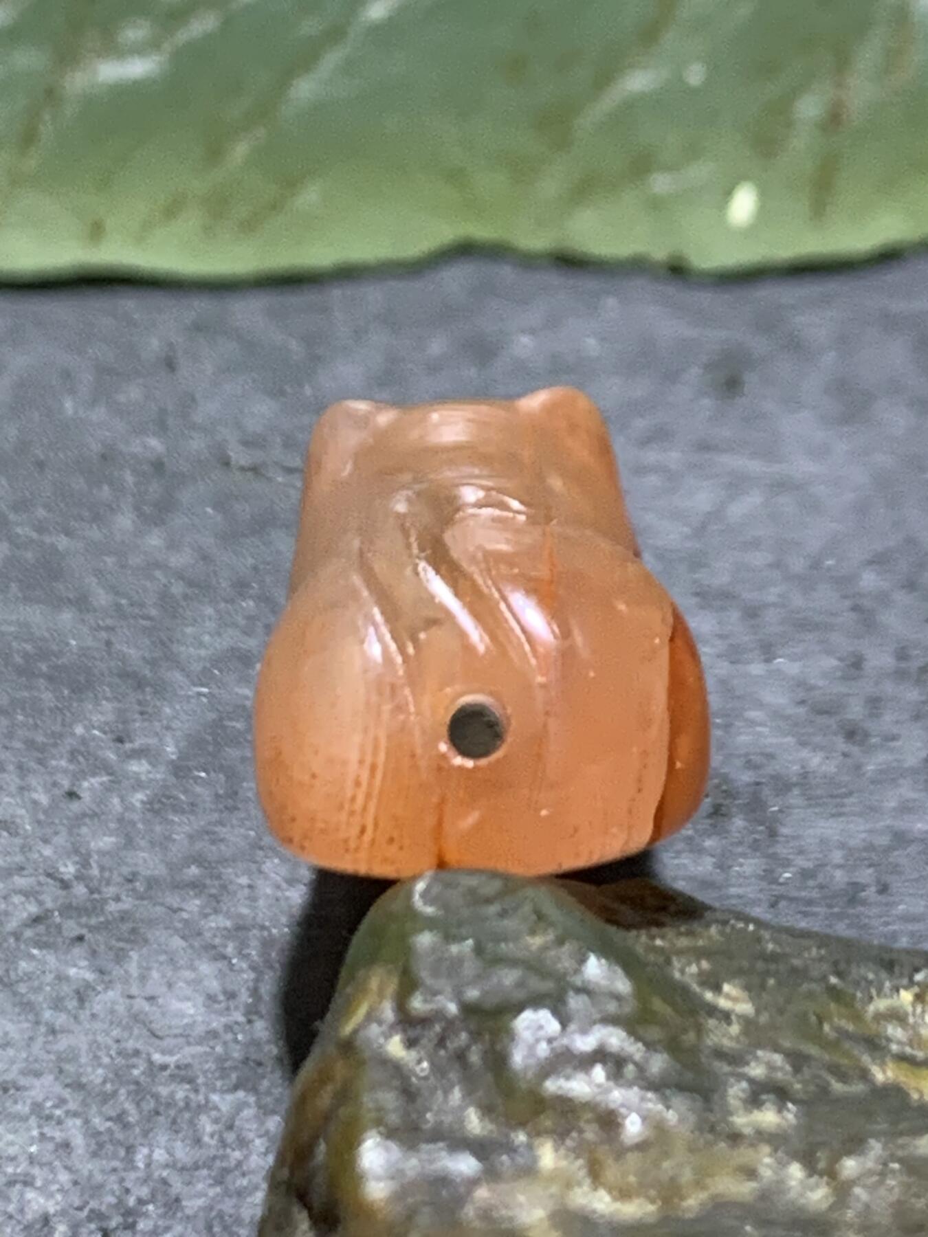 精美川料南红玛瑙雕刻小猫随形珠子一个，