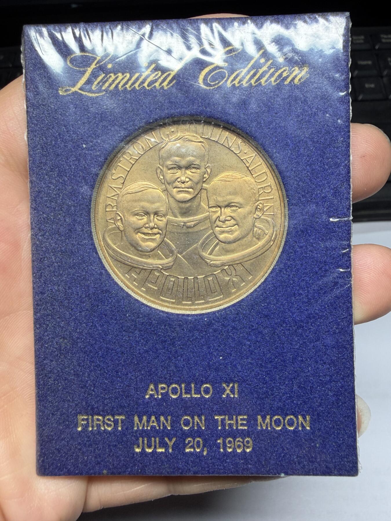2026年集古藏今外币拍卖第三期-第5场—（总第315拍），可以寄存60天，满160元包邮。 原封1969年阿波罗11号（Apollo 11）登月任务纪念章，限量版